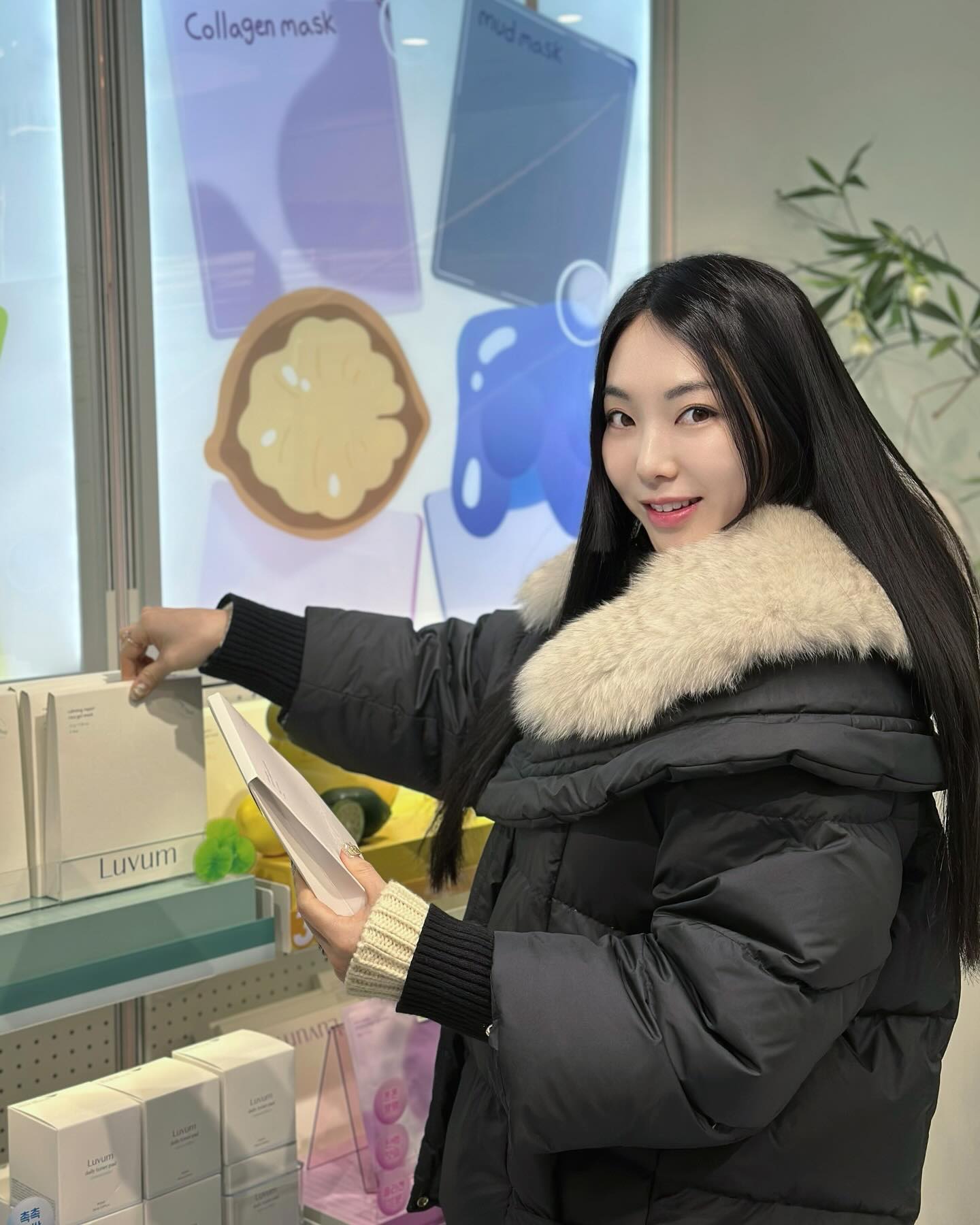 스킨케어 제품 좋아하시는 분들이라면 
주목해야할 브랜드 러븀 (luvum_official) 💛💚🩷
올리브영 강남타운점에서 한달동안 진행되는
러븀 팝업 행사에서는 러븀의 BEST 제품인 
겔 마스크팩 ‘하이드로 겔’을 직접 만져볼 수 있고
구매하지 않아도 재미있는 팩후루 사격 게임도 할 수 있어요🎯
또, 거울 셀카존에서 촬영 후 SNS 계정에 해시태그와 
함께 업로드하면 러븀 기획 포스트잇과 7종 체험 
키트를 받을 수 있는데, 우수 리뷰어가 되면 
올리브영 5만원 기프트카드 당첨 기회까지!!!

재밌고 혜택 많은 강남타운 올리브영으로 
얼른 들려보세요૮꒰ྀི σ̴̶̷̤ . σ̴̶̷̤ ꒱ྀིა

📍서울 서초구 강남대로 429, 올리브영 강남타운점 2F
📆 Tues-Sat 12:00 - 20:00 

#유료광고 #올리브영팝업스토어 #러븀팝업스토어 #올리브영강남타운 #서울갈만한곳
#Luvum #올리브영팝업스토어 #올리브영러븀팝업스토어 #with_Luvum