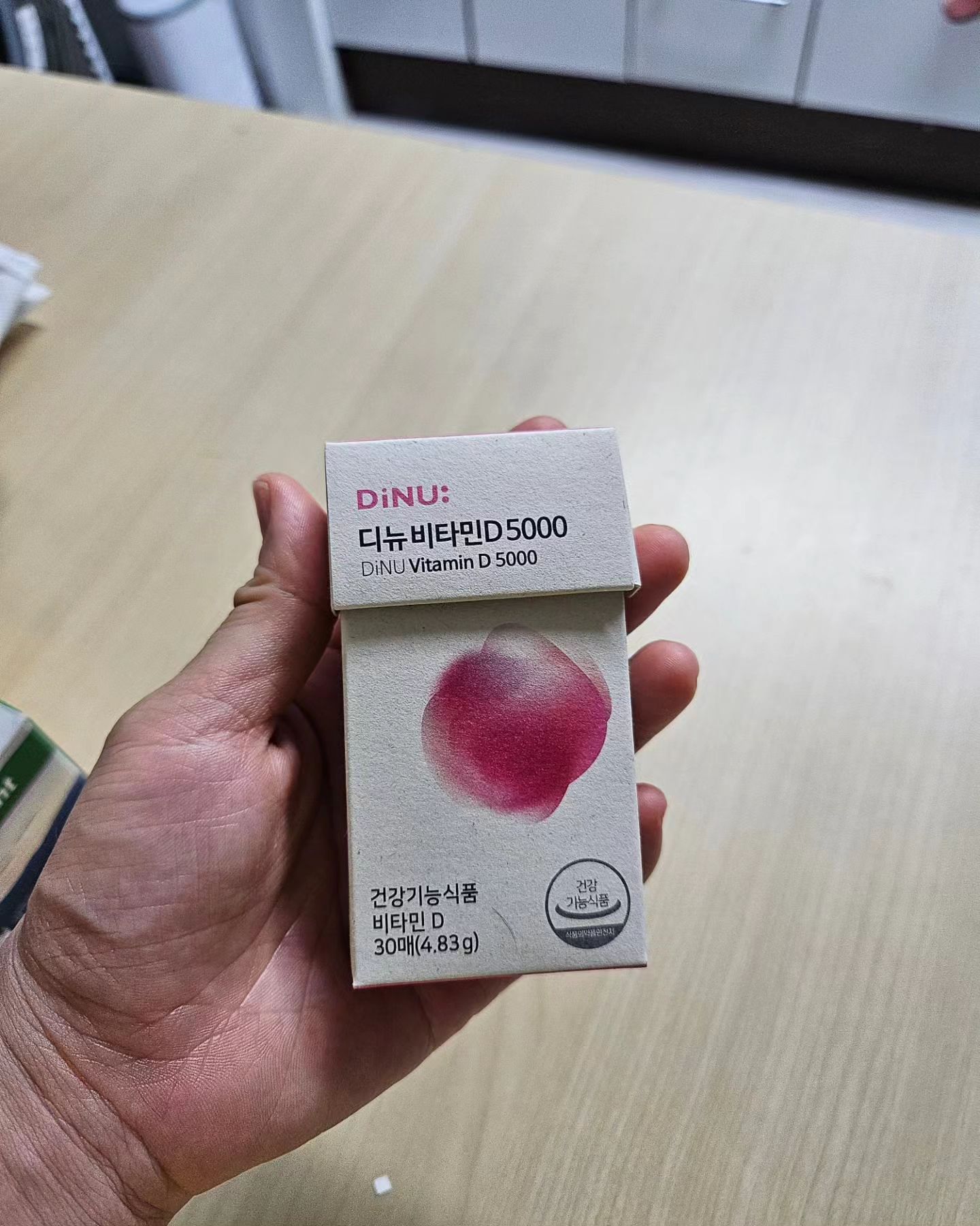 #협찬

야외활동이 적은 현대인들의
필수 영양제 비타민 D!

필름 1장으로 간단하게 섭취할 수 있다는 사실 아시나요?

일일 권장 섭취량의 1250% 섭취가능한
고함량 비타민D

필름 한장씩도 휴대가 가능해서
언제 어디서나 간편하게
비타민 D를 충전할 수 있다는 점!

물 없이도 섭취가 가능하니
저같이 알약 잘 못먹는 사람한테도
너무너무 좋아요!

 #디뉴 #디뉴비타민D #비타민D #5000IU #비타민D추천 #햇빛에너지 #뼈건강 #건기식 #건강기능식품 #건강기능식품추천 #필름형비타민 #비타민D3 #간편섭취 #스위스산비타민D