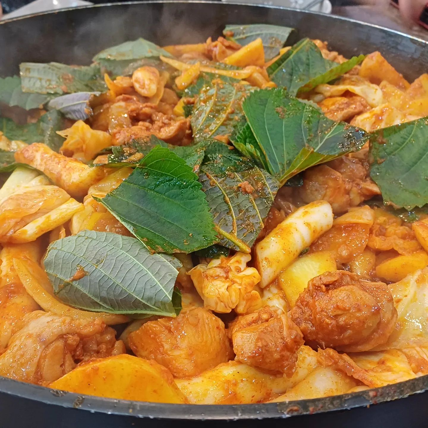 #잘먹고잘사는라임씨 #내돈내산

🍗 정약용도서관, 법원 앞 #다산철판닭갈비 

🍗 순한맛, 중간맛, 매운맛 중 하나를 고를 수 있다.

🍗 #닭갈비 에 떡을 포함한 사리는 미리 추가할 것.
화장실이 실내 남녀분리라 편리했다.

📍다산중앙로82번안길 131-78 1층(다산동 6173-12 1층)

#냠냠박사 #쩝쩝박사 #먹팔해요 #먹팔  #먹팔맞팔 #먹팔환영
