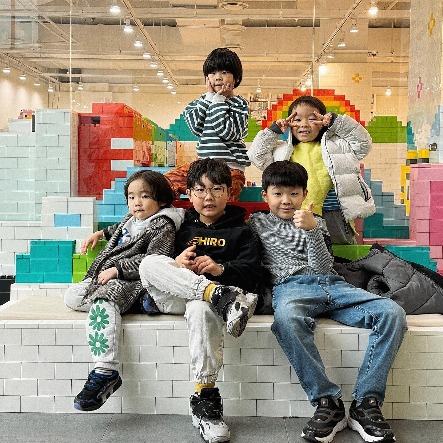 D.2343
-
독수리5형제인줄
친가쪽 남자조카들만 모였다
근데 웃긴건 누가 누구 아들인지 다 보임.. ㅋㅋ
3월엔 여자들까지 다 모여보자!
.
.
#남자들모임