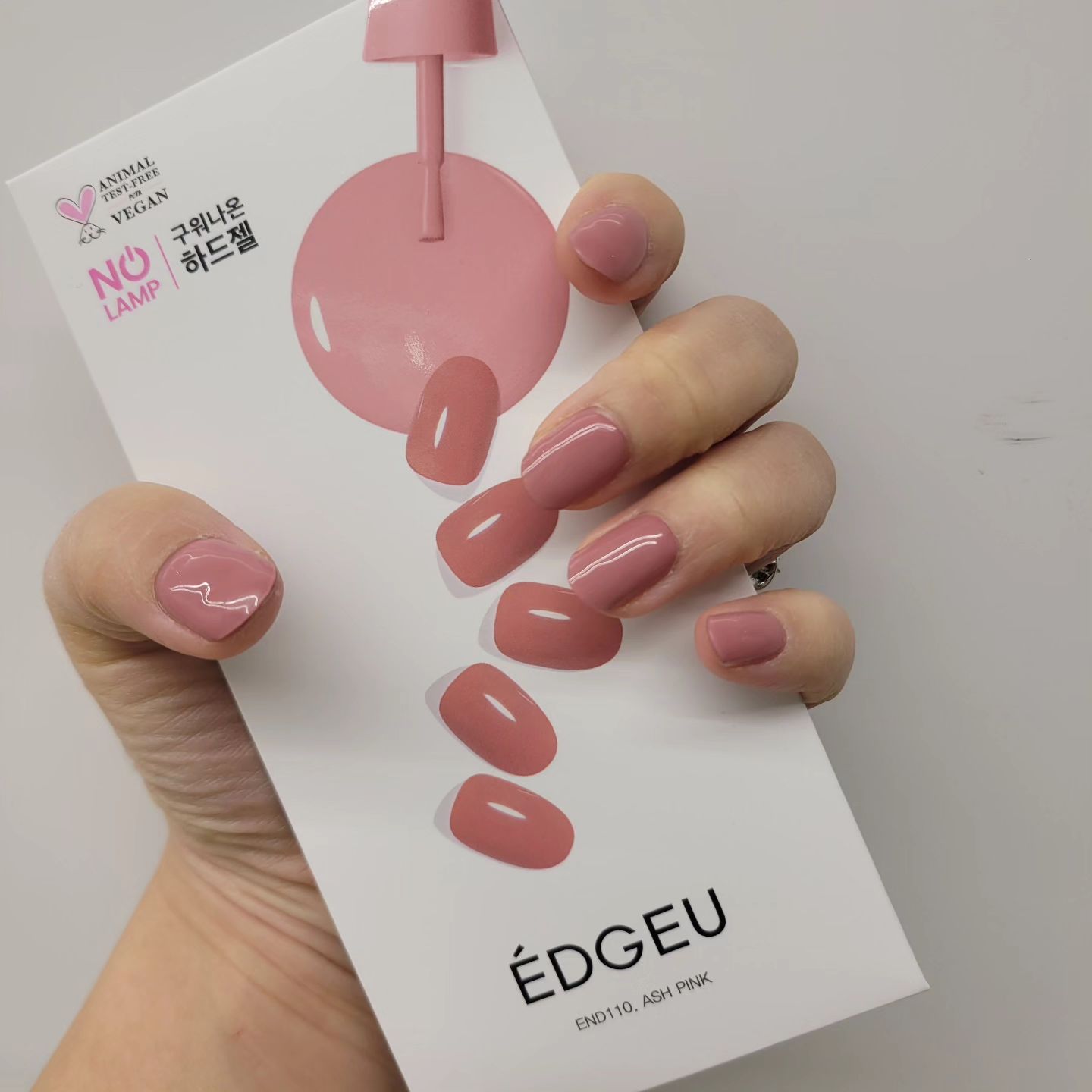 #협찬 edgeu_official
역시 기분전환에 네일아트만한게 없네요.
진짜 젤로 만들어서 도톰하고 말랑말랑
손톱에는 쪽득하게 밀착되요.
게다가 사용방법도 쉬워서 간편하게 사용가는하고 
처음 접착시 큐티클 부분만 우드스틱으로 잘 정리해주면
이물감이 없어요.
집에 램프가있다면 한번 구워주면
더 단단하게 밀착되서 
이건뭐 그냥 샵에서 받은 느낌이네요.
탑젤 바르면 광택력이 더 좋고 더 오래 유지되요.
젤오프세럼으로 제거시 손상없이 제거 가능하네요.
사용도 편하고 제거도 편하고 기분도 좋아요 ㅎㅎ

#엣지유 #엣지유젤네일스티커 #세컨스킨파운데이션 #올리브영런칭 #올리브영네일 #일상 #데일리 #기분전환 #네일아트