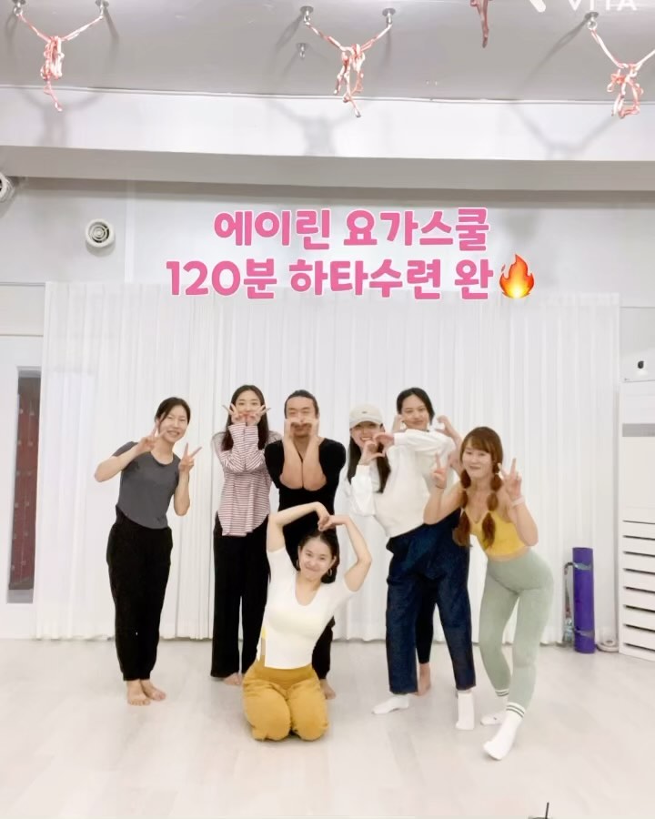 오늘 수련도 너무 고생많으셨습니다🙏🙏

플라잉지도자과정 쌤들과 함께 나눈 하타요가 수련 🔥

에이린에 놀러와주신 방숭쌤께도 감사합니다🙏 역시 아쉬탕기~ 멋있었어요👍🏻 

4주동안 주 1회씩 너무 꿀같은 시간이었어요~ 
수업해주신 상아쌤 ivory_hatha 
감사합니다🙏

다음에 또 우리 에이린식구들과
함께 나눌수 있는 즐거운 
시간들을 만들어보도록 할께요🙏

 
#하타상아#에이린요가스쿨#하타비기너#하타비기너클래스 #하타120수련#삼성동요가#청담요가#강남구청요가#에이린플라잉#플라잉지도자과정#못해도괜찮아#이시간을즐겨요#제대로힐링#요가수련#오수완#오늘도뿌듯