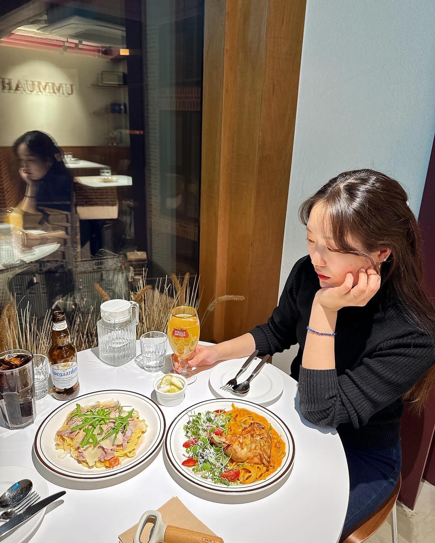 🎀연남동 음무아

🫧분위기 좋은 맛집!
파스타가 진짜 맛있는 곳이었어요
뇨끼 메뉴도 다양하게 있는데
찐 비쥬얼 맛집이더라구요

✨통창이라 낮에는 또 햇살맛집이라던데
낮에도 가봐야겠어유
.
.
.
.
#연남맛집 #녜지홍대
#홍대파스타 #연남파스타
#주말데이트 #연남음무아
#음무아 #뇨끼맛집 #좋아요반사
#먹스타맞팔 #food #홍대카페 
#홍대브런치 #홍대데이트 #연남동와인
#wed306