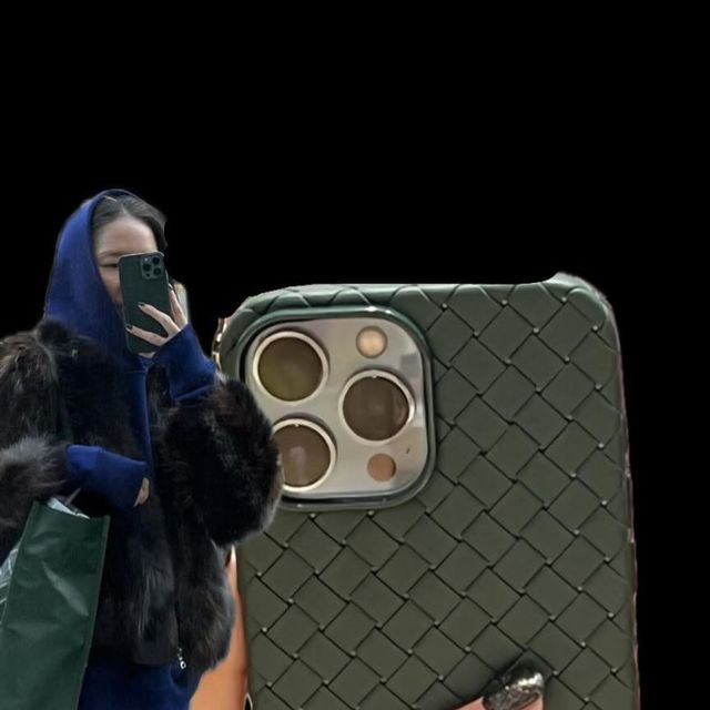 🎭 on Instagram: "#광고 🤳어반스티치 아티산 케이스 일단 핏감이 좋아요 👍🏼 평소에 미끌거리는 케이스 싫어하는데 이 케이스는 가볍고 깔끔하고 컬러가 예쁨 , 화면으로 봤을때도 예뻐보