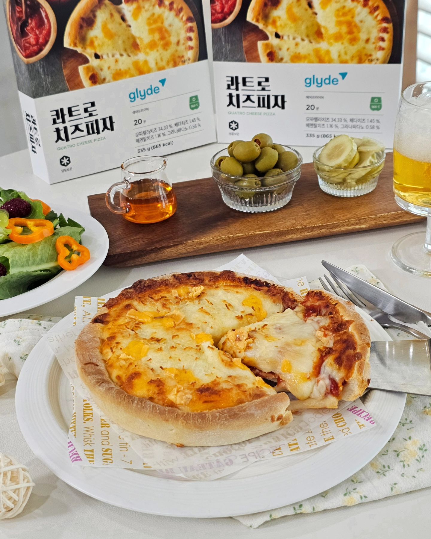 #광고

치즈덕후는 무조건 주목!!

4가지 자연치즈와 토마토 본연의 맛이 살아있는
새콤달콤 고소한
글라이드 콰트로치즈 피자

온라인 맛집 플랫폼 글라이드에서 나온
콰트로치즈피자는
배달 앱 지울 수 있는 맛도리 템으로
혼자 먹기 딱 좋은 6인치(15cm) 크기.

후기가 1만 개
벌써 인증된 #냉동피자맛집 이랍니다.

아이들 간식은 물론 맥주 안주로 딱!

체다치즈, 그라나 파다노, 에멘탈, 모차렐라 치즈
맛있는 치즈는 다 모였죠?
그래서
치즈 풍미 장난 없어요.

새콤달콤한 토마토 페이스트는 기본.

에어프라이어에 170도 15분 내외로 구워주면
우리 집이 치즈피자 맛집으로 대변신.

사진 보면 알겠지만 치즈 두께가 엄청나고요.
이 콰트로치즈피자는 꿀 뿌려 먹으면
두 배는 더 맛있게 즐길 수 있다는
꿀팁!

불금, 주말, 야식, 간식은 이제
치즈폭포
글라이드 콰트로치즈피자
드세요.
glyde.co.kr

#협찬 #글라이드 #글라이드피자 #콰트로치즈피자 #냉동피자
#냉동피자맛집 #야식
#홈쿡 #쿡스타 #요리 #간식 #피맥 #맛있는피자
#치즈피자