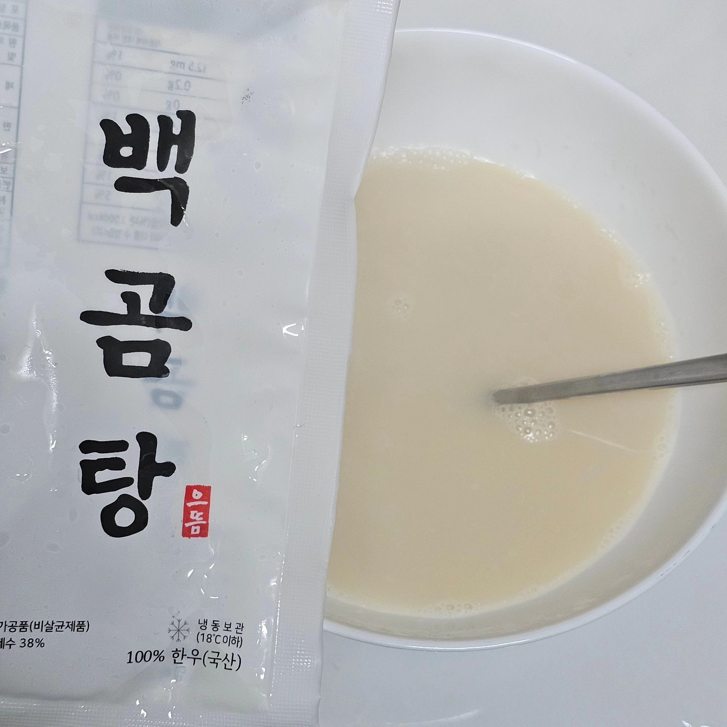#공구오픈 #한우백곰탕
우리이야기 X 뚜아 백곰탕 8차 오픈🤍

명절 연휴 잘 보내셨나요~?
저는 연휴 첫날 퇴원하고 입에 안 맞는 병원 밥 대신 맛있는 엄마 밥 먹으며 행복한 연휴 보냈답니다ㅎㅎ

이제 모두 일상으로 돌아가고 낮에 혼자 밥 챙겨 먹는데 솔직히 귀찮더라구여...ㅋㅋㅋ

그렇지만 귀차니즘도 건강한 한 끼 먹고 싶을 땐 뭐다!?

바로 요 "한우 100% 백곰탕" 이에요!!!!
간단하지만 든든하게 한 끼 해결 쌉가능하다구요~

뜨끈하게 데워서 국물에 밥 말고 김치 올려서 호로록 한 입 하면... 와 이만한 몸보신 없어요 증말!!!🍚

연휴 동안 돌밥돌밥에 지친 분들 여기로 모이세요~
딱 데워서 주면 아이들부터 어르신들까지 한 끼 해결 뚝딱이에요.

간편식이라고 아무거나 줄 수는 없잖아요💢

🐮 국내산 한우와 물 외에 첨가물❌️
🐮 식으면 묵처럼 탱글탱글해지는 "진짜 진국"
🐮 12시간 동안 끓이는 전통적인 가열 방식
🐮 나트륨 함량이 낮고 저칼로리 제품
🐮 간편하게 다양한 요리로 활용 가능

찐으로 좋은 제품만 보여드린다는 거!! 8차 오픈이라는 거!!
공구 때만 먹는 거 아니죠! 평소에도 조용히 야무지게 먹는다구요!!!

지난 추석에 처음 구매하신 엄마 친구분들의 반응이 정말 뜨거워요😆

또 언제 구매할 수 있는 거냐고~ 남편도 좋아한다고~ 수아가 또 판매할 때 연락 달라며~ 등등 좋은 이야기들을 전해들어  너무너무 뿌듯하더라구요🥰

사실 저보다도 어른들이 좋은 거 더 잘 아시잖아요. 근데 정말 좋아해 주시니 뿌듯 그 자체🤗
오전에 링크 바로 보내드려야해요ㅋㅋㅋ

ミ★ 정직하게 만드는 우리이야기 백곰탕으로 온 가족 건강한 식사 함께해요🤙

✓ 고기 포함 옵션 선택 시 기존 "백양지"에서 "백사태"로 변경되었습니다!

𖤐 공구 기간 : 24.02.16(금) ~ 24.02.18(일) 3일 동안 진행
🚚 오후 3시 30분 이전 주문 시 당일 출고(주말, 공휴일 제외)

𖤐 구매는 프로필링크에서 가능합니다.

#우리이야기 #백곰탕공구 #한우사골곰탕
#온가족건강 #가정간편식 #즉석조리식품 #반찬추천
#다이어터식단 #유지어터식단 #건강식단

#섬근통뚜아_백곰탕공구