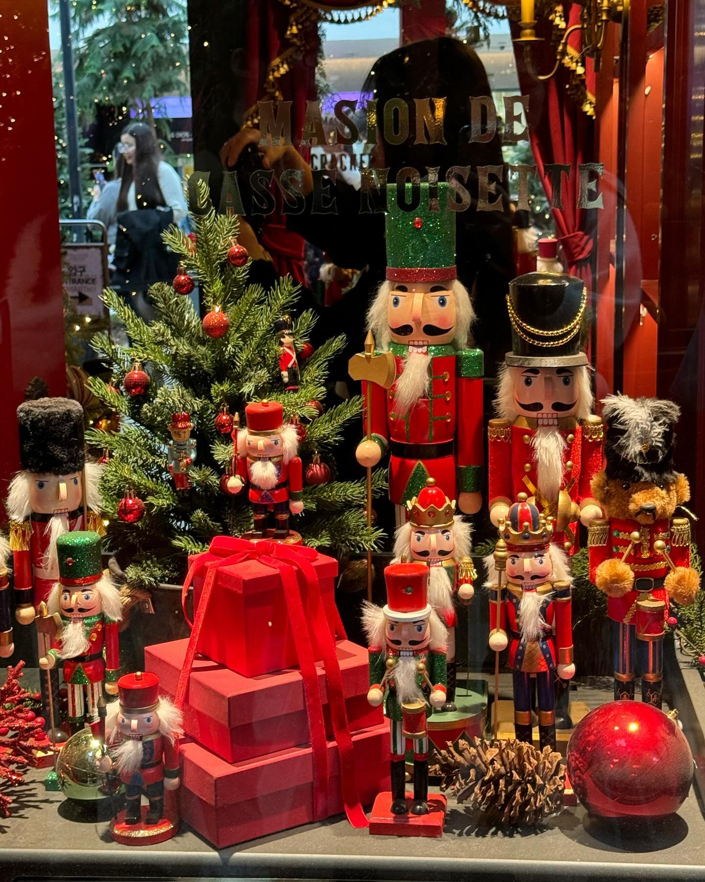 올해 크리스마스는 정말 원없이 즐겼어요!🎄🎅

12월 들어서자마자 캐롤 재즈노래 듣고
더현대 해리의상점 가서 트리랑 실컷 사진찍고
처음 슈톨렌도 먹어보고🫧🤍

그래도 크리스마스가 지나가는건 왠지 아쉽당.…🥲

.
.
.