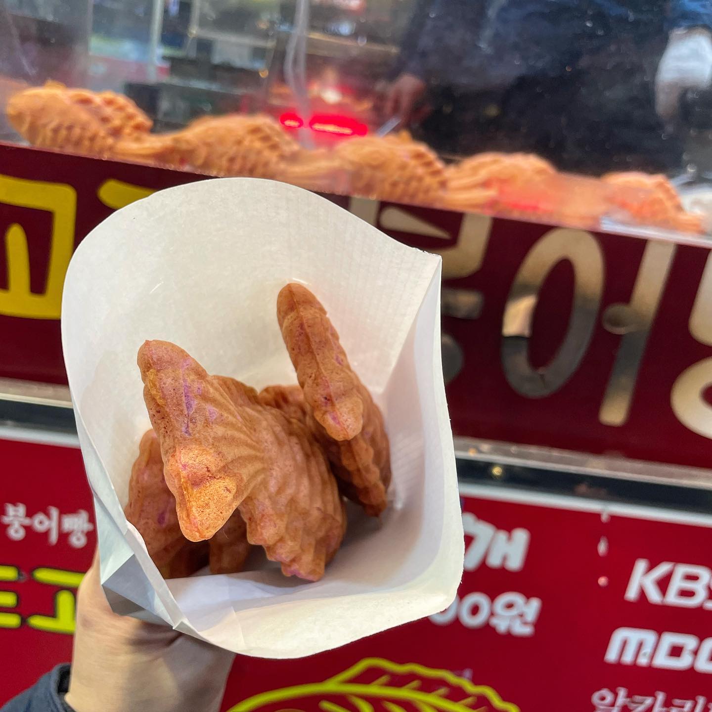 더 따뜻해지기 전에 많이 먹어둬야 할 간식 
🫧🫧🫧🫧🐟🫧🫧🐠🫧🫧🫧
✨신림에서 제일 맛있는 붕어빵✨

 ‘고구마 붕어빵’ 💖

추울 때 먹어야 더욱 맛있지만 이렇게 맛있는 건 날 풀려도 맛있는 거 다들 아시죠? ☺🫧
겉은 바삭하고 속은 달달하니 겉. 바. 속. 달 ‼️

올해, 아니 작년 통틀어 먹어본 붕어빵 중에 1등이었습니다 👍🏻👍🏻
너무 중독되어서 여기까지 와서 6일 연속 사 먹은 적도 있을 정도로!! 욕심부려서 한 번에 여러 개 사두면 집에 도착하면 눅눅해져서 아쉽더라고요 ‧⁺◟( ᵒ̴̶̷̥́ ·̫ ᵒ̴̶̷̣̥̀ ) 

그래서 딱 이천원어치 (4개)만 구입해서 후다닥 먹고 다음날 먹기를 기약하며 돌아섭니다ㅎㅎ

봄까지는 열심히 먹어둬야겠어요 내 최애 고구마 붕어빵…🤍♥️

#신림맛집 #신림역맛집 #신림붕어빵 #고구마붕어빵 #고구마빵 #서울맛집 #서울붕어빵 #붕어빵 #붕어빵맛집 #좋아요반사 #좋반 #먹팔 #먹스타 #먹스타그램🍴 #먹팔맞팔 #맞팔 #오오티디 #일상 #소통 #봄코디 #봄옷