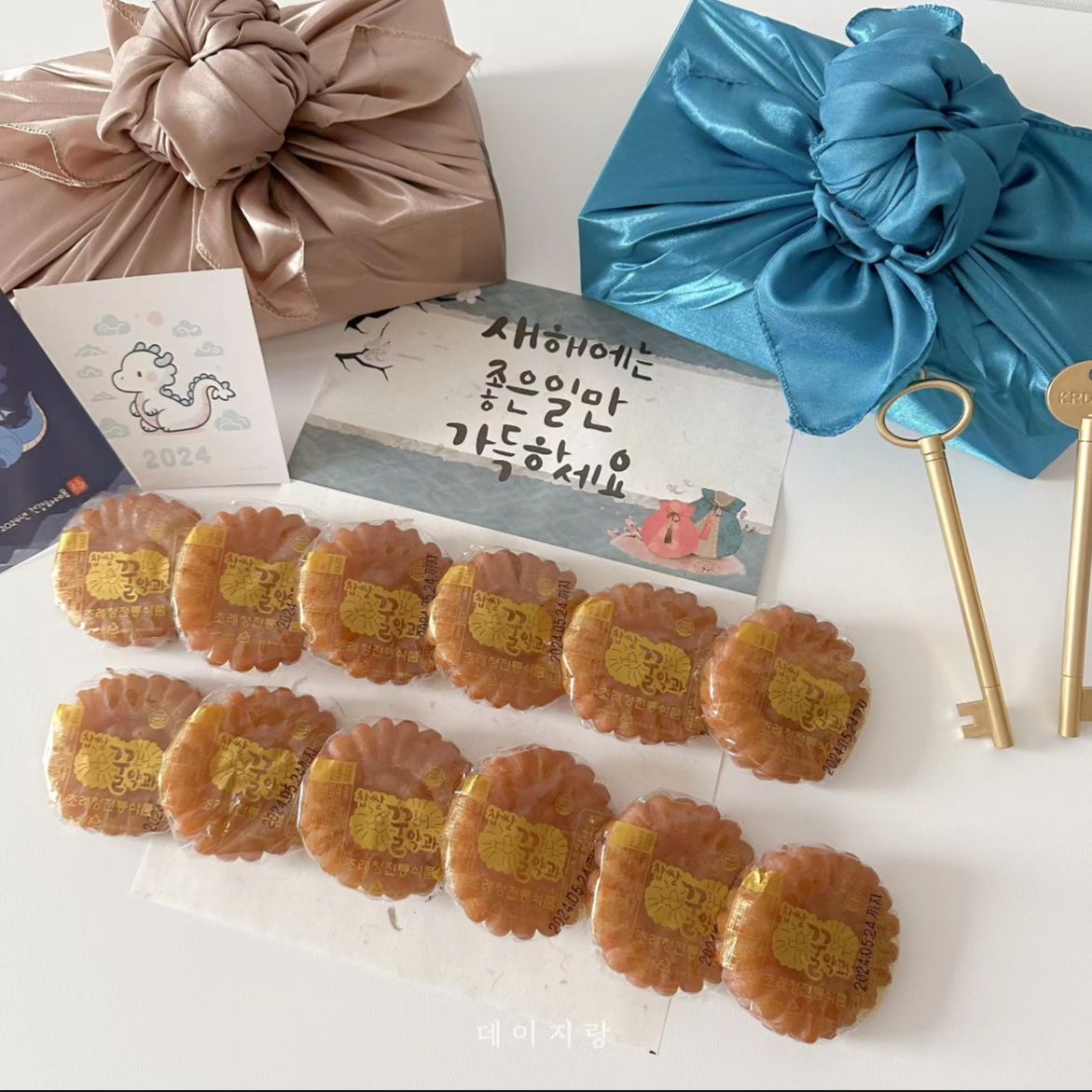 어느덧 1월도 막바지를 향하고,
설준비 하실때가 되었어요‼️‼️

저 작년에 선물용으로 
요 약과선물세트를 준비했었는데,
반응 너무 좋았거든요🩷

이번에도 선물 준비하면서,
마미들께도 공유드려보아요😉🤍

주문은 댓글 또는 DM 주세요✨️✨️

-

이젠 만원 한장으로
너랑 나랑 커피 한잔도 때론 부족한데
마음전하기는 더 어렵죠 !

이럴때 살포시 전해주기 좋은 선물✨
제마음 약과시리즈 !

청룡의 해에 맞아
유니크한 디자인으로 돌아왔어요◡̎

실온보관 가능하고
나눠먹기도 좋은 약과는
쫀득 쫀득 하면서도 부드러워서
남녀노소 간식으로 드시기도 정말 좋아요❤️❤️

받으시는분들 모두 입가에 미소가 절로 지어지는
선물세트로 마음을 표현해보세요!

​

➖구성 :
선물박스 (약과20개+새해인사연하장+ 스티커밀봉)
새해카드+ 쇼핑백(스티커부착)
*박스는 스티커로 밀봉되어 발송됩니다.

➖옵션 :
보자기 (금색 or 청색)

▪️공구기간: 상시가능

▪️배송기간: 3시전 주문시 바로배송

➖주문 원하시면 댓글/디엠 주세요!