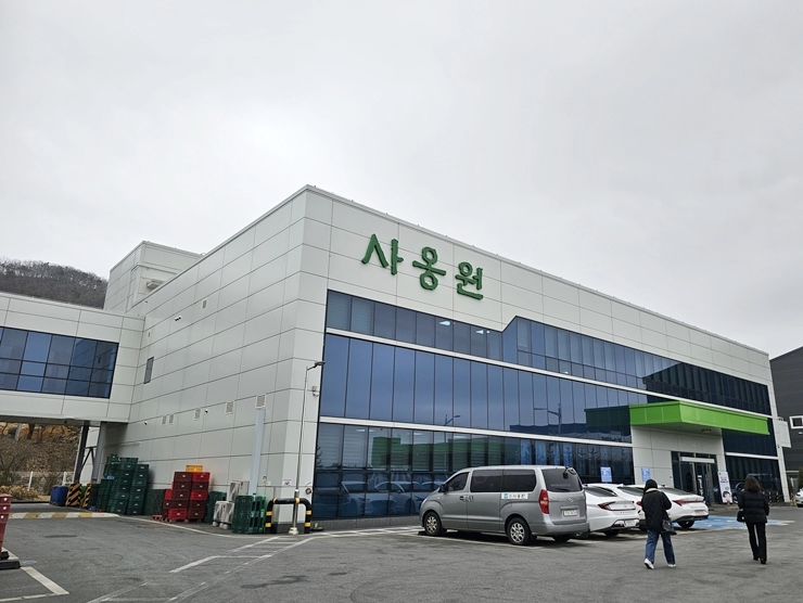 🎈
#협찬
충북 음성군에 위치한 사옹원의 맹동 생산공장 견학

1층에 위치한 홍보관을 둘러보고
2층으로 이동 전무님의 환영 인사말씀을 듣고
공장 견학을 했는데요.

​자동화 시스템으로 깔끔하게 관리되어
조리, 냉동, 포장되는 과정이 신기하기도 하고
믿고 먹을 수 있는 제품이라는 생각이 들었어요.

관능 평가 후 점심 식사까지 알차고 즐거웠던 하루 👾

#사옹원 #사옹원맹동공장
#냉동식품제조전문기업
#부침명장 #튀김공방
#전통식품 #HMR제조기업