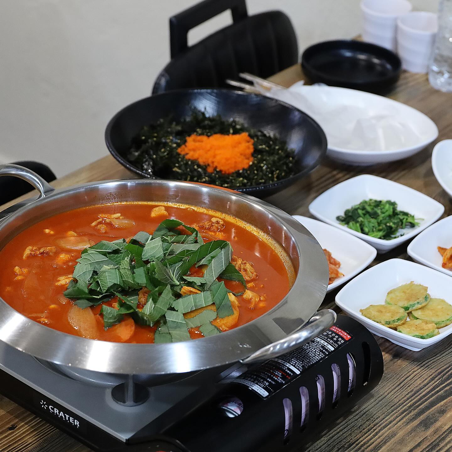 😆😆

#태화강국가정원 근처에 위치한 #닭도리탕맛집 #가닭
#울산맛집 #울산술집 #울산닭도리탕 #울산닭볶음탕 

테이블 4개 있는 작은 가게인데
사장님 진짜 친절하시고 가게도 엄청나게 깨끗해

음식도 아주 넉넉하게 나오는데 가격도 착하네
닭도리탕은 생각보다 국물도 진하고
순한맛 시켰는데도 좀 매운 편이었당 😌😌

국물에 밥 비벼 먹으면 찐맛일 마성의 #닭도리탕
#울산태화동맛집 #울산닭볶음탕맛집 #울산닭도리탕맛집 
#울산태화동밥집 #울산태화동술집 #태화강국가정원맛집 
#울산밥집 #울산닭도리탕배달 #울산태화동배달