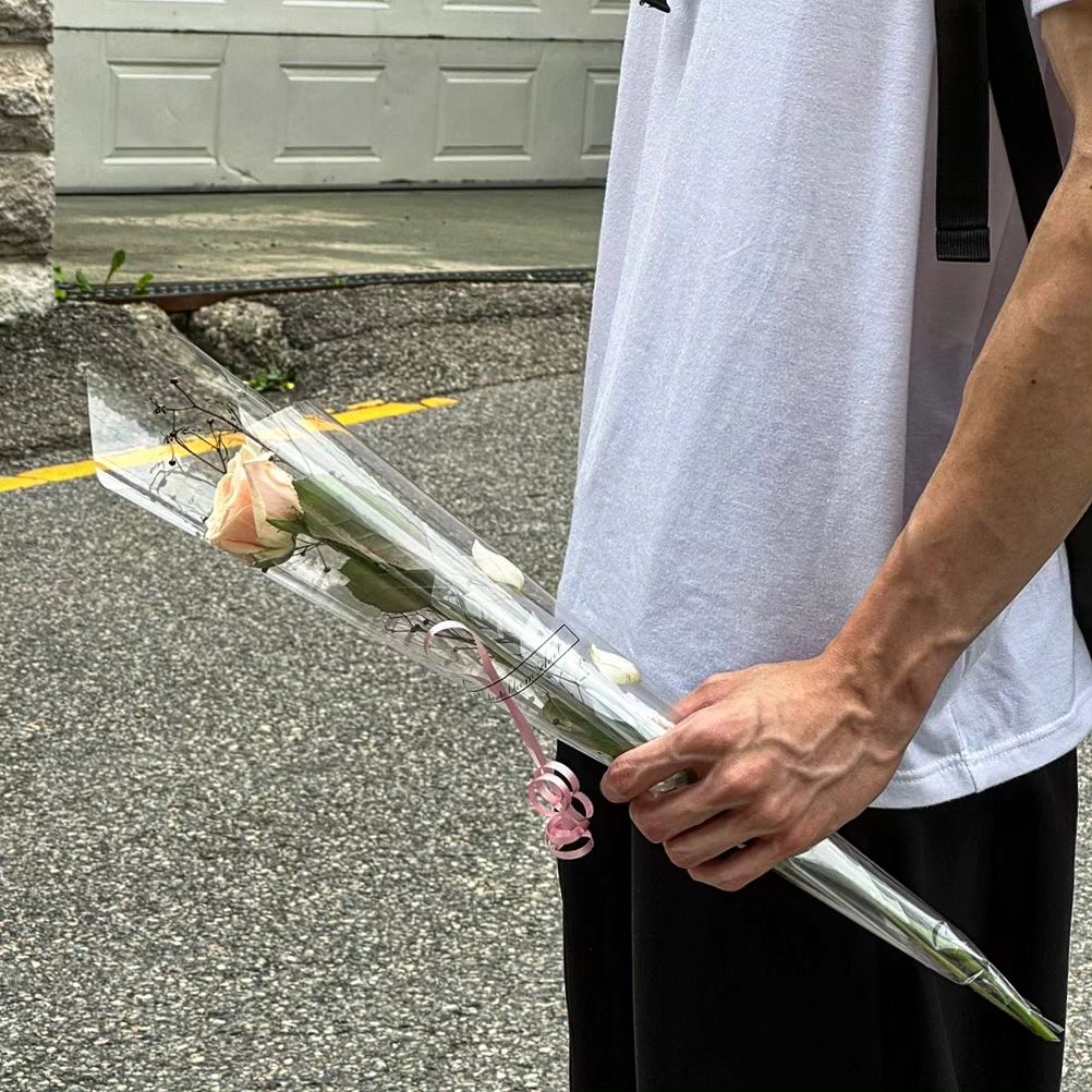 장미잎을 이용해 포장의 심심함을
줄여준 장미꽃 한송이🌹