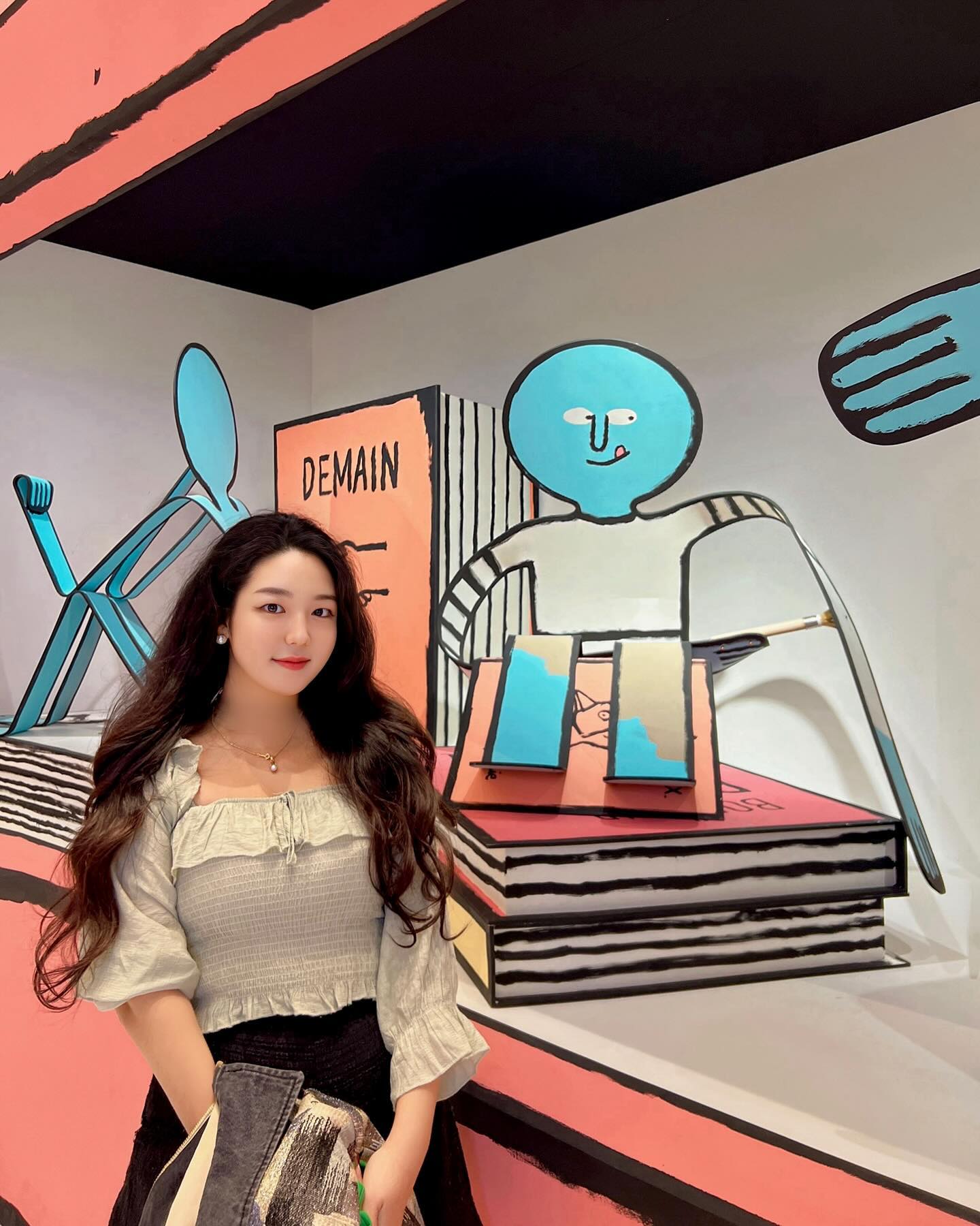 귀욥 뽀작했던 장줄리앙의 종이세상🧍🏻✂️
페이퍼 공장, 페이퍼 도시 그리고 역사가 담긴 긴 뱀까지
하나하나 너무 독특했고 오랜만에 잼있는 전시회였움 (੭ ᐛ )੭🤍

사람이나 종이나 열심히 사는건 똑같구나?!

#장줄리앙 #장줄리앙의종이세상 #퍼블릭가산
#전시회 #jeanjullien