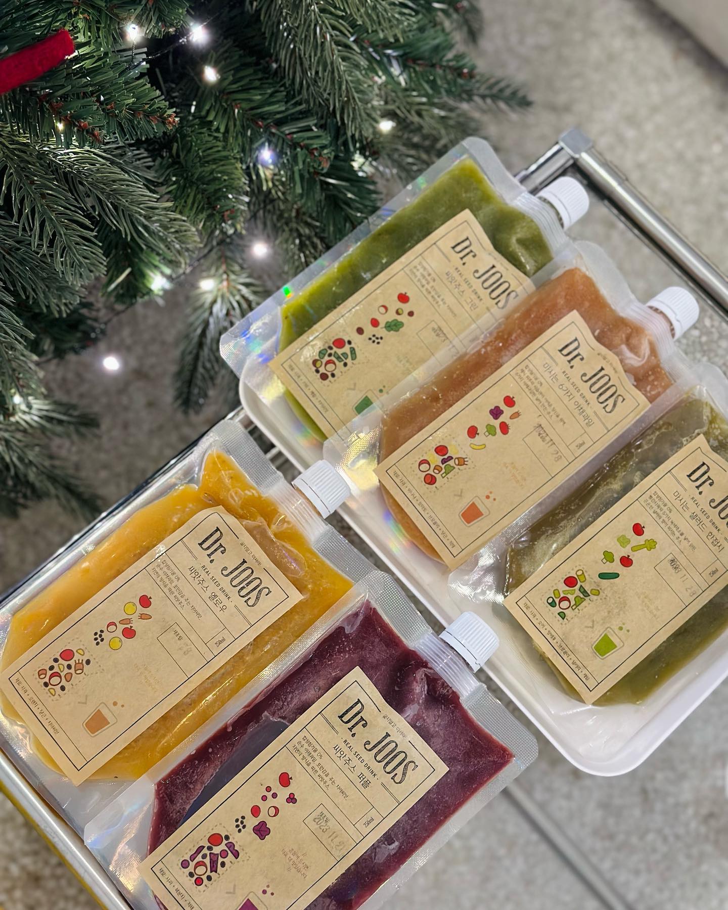 요즘 아침 공복에 물보다 먼저 찾는 내 주스들💚🧡❤💛️💜 컨디션 떨어지면 피부에서부터 티가 나서 출근길에 하나씩 꼭 챙겨서 마시는 중☺️ 먹어본 건강주스 중에 제일 맛있어...🫶🏻 냉장고필수템 떨어지면 불안할 지경 dr.joos_official #닥터주스 #제품제공이지만솔직후기