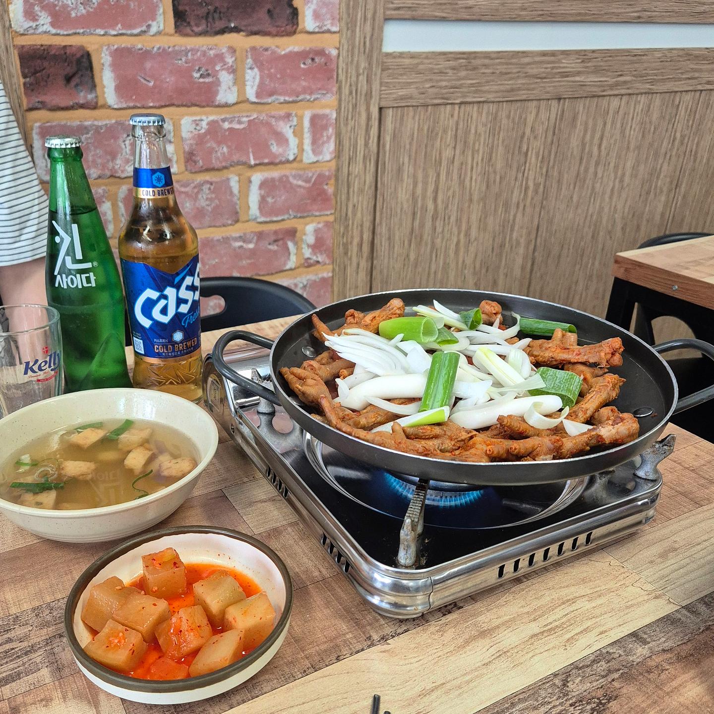국물 닭발을 사랑하게 될 줄이야...

닭발은 뜯는 맛이지!!!!라며 좋아하지 않았는데
청주가서 생각이 바뀌었어요ㅋㅋㅋㅋㅋㅋ

청주 명물 #로얄닭발 국물이 없었지만 생겼답니다?
처음보는 비주얼에 당황했지만 그것도 잠시

나는 잘 못 발라 먹는다 뜯는거 잘 못한다
하면 이것부터 시작하기를ㅋㅋㅋㅋ

너무 흐물흐물 하지도 않고 적당한 탱글?함까지
갖추고 있어서 깜짝 놀라버림ㅋㅋㅋㅋ
내가 아는 그 흐물흐물이 아니엇고

뒤에 먹는 라면사리는 ....말해뭐해
볶음밥도 먹고 싶었는데 배불러서 참음ㅠㅠ
다음엔 볶음밥 무러 가야지
청주 여행 갈 이유 하나 추가요

📍원조로얄닭발 
충북 청주시 흥덕구 풍년로 119번길 4

-
#청주맛집 #먹스타그램 #닭발맛집 #국물닭발
#청주여행 #청주가볼만한곳 #국물닭발맛집