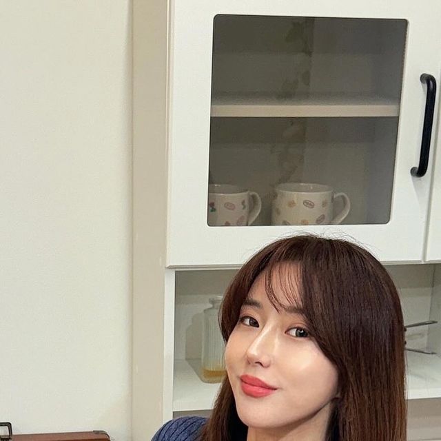  미니🎀 on Instagram: "#협찬 

여러분 주말 잘 보내셨나요?🥰
시간 참 빠르게 3월을 향해 가고있는데요🗓️
다가오는 간절기에 착용하기 알맞은 얇은 도목으로 짜여
여성스러우면서도 캐주얼해서 어떤 하의와도 어울리게
쉽게 착장 가능하도록 골반에 예쁘게 걸쳐지는 기장감의 
데일리 가디건 후아유 여성 스티브 하이게이지 울케이블
추천 드리려해요😉

솔로지옥에서 유시은님도 착장한 상품으로🧸
하이게이지 조직 특유의 부드러운 터치감이 느껴져
출근, 캠퍼스룩, 데이트 등 어느 TPO에도 잘 어울리는
후아유 여성 스티브 하이게이지 울케이블 가디건은
2월16일 지그재그에도 입점 하였으니
봄시즌의 인기 많을 요 이쁜 가디건 보러 Go 💕
.
.
.
#후아유 #WHOAU #가디건 #곰돌이가디건 #여자가디건 #가디건코디 #니트 #니트추천 #니트코디 #봄코디 #봄신상 #케이블니트 #솔로지옥 #유시은 #출근룩 #캠퍼스룩 #데이트룩 #캐주얼룩 #데일리룩 #지그재그 #이랜드몰 #29cm #ssg닷컴"