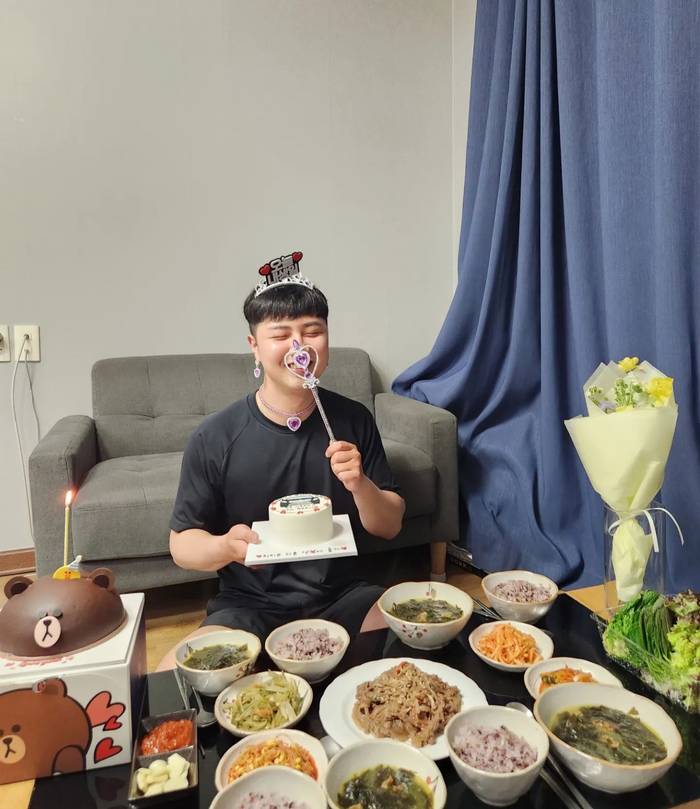 🎉Happy birthday🎉

올해도 오빠 생일을
함께하게 되어 행복합니다❤️
생일 상은 소소하지만 매년 챙겨줄게요🫶
내가 제일 축하해❤️ 사랑해🫶