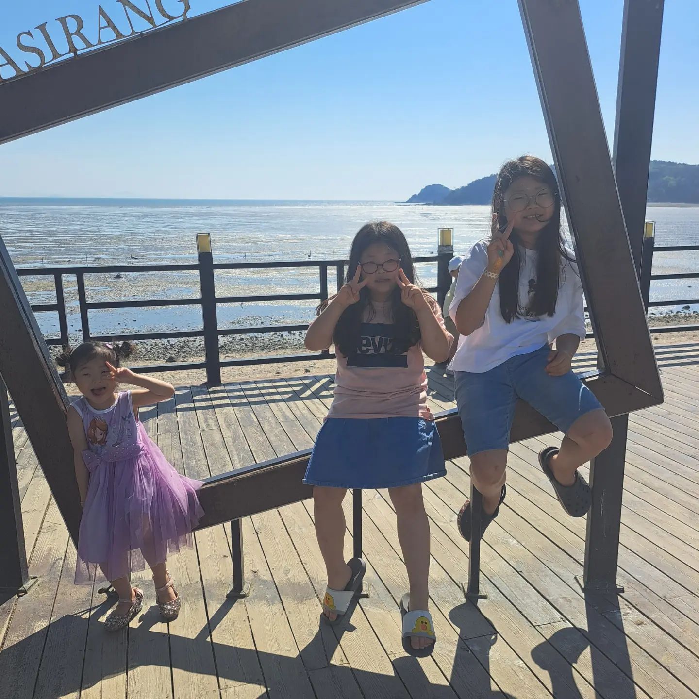 딸들 기억해줬으면 좋겠어
너희 아빠는 힐링하고 싶을 때
너희들과 카페가서
빵 먹고 빙수 먹고 커피 마시면서 시간 보내는거 좋아해..♡
소박한 일상으로 행복을 꿈꾸는
너희들 아빠란다♡

#우리집가장의힐링방법
#행복한송가네❤️