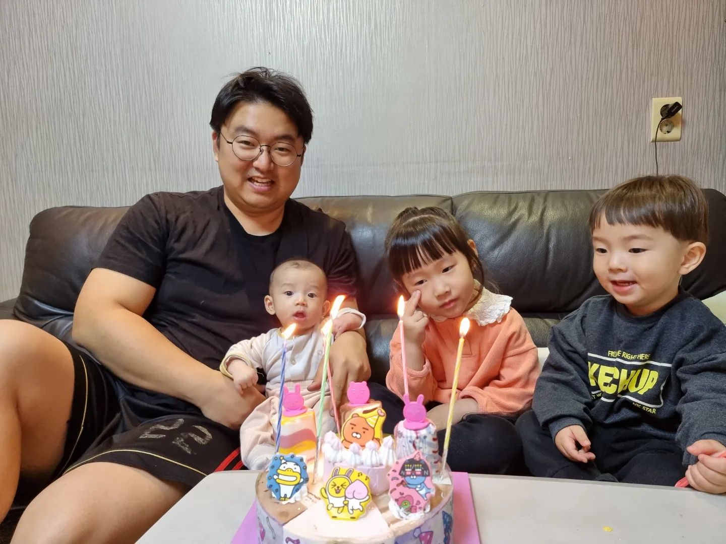 #루아생일 #네돌 #5살생일

생일 포토존을 꾸며야 하는데
집 리모델링 때문에 잠시 다른 집에 살던 중이라
포토존을 꾸미지 못해서 아쉽다🥹

아쉬운 마음 뒤로하고 2차 생일파티ㅋㅋㅋㅋ
삼촌 맛있는 아스크림 케이크 감사해용😆

킬포는 먹고 싶어서 짜증난 온이ㅋㅋㅋ
그리고 루엘이의 생일축하노래ㅋㅋㅋㅋㅋㅋㅋ

#루아네 #루루남매 #루블리 #루아엘온 #삼남매 #다둥이네 #셋째맘 #다둥이맘 #예쁜아기 #육아일기 #육아일상 #육아기록 #육아브이로그 #육아공유 #육아소통