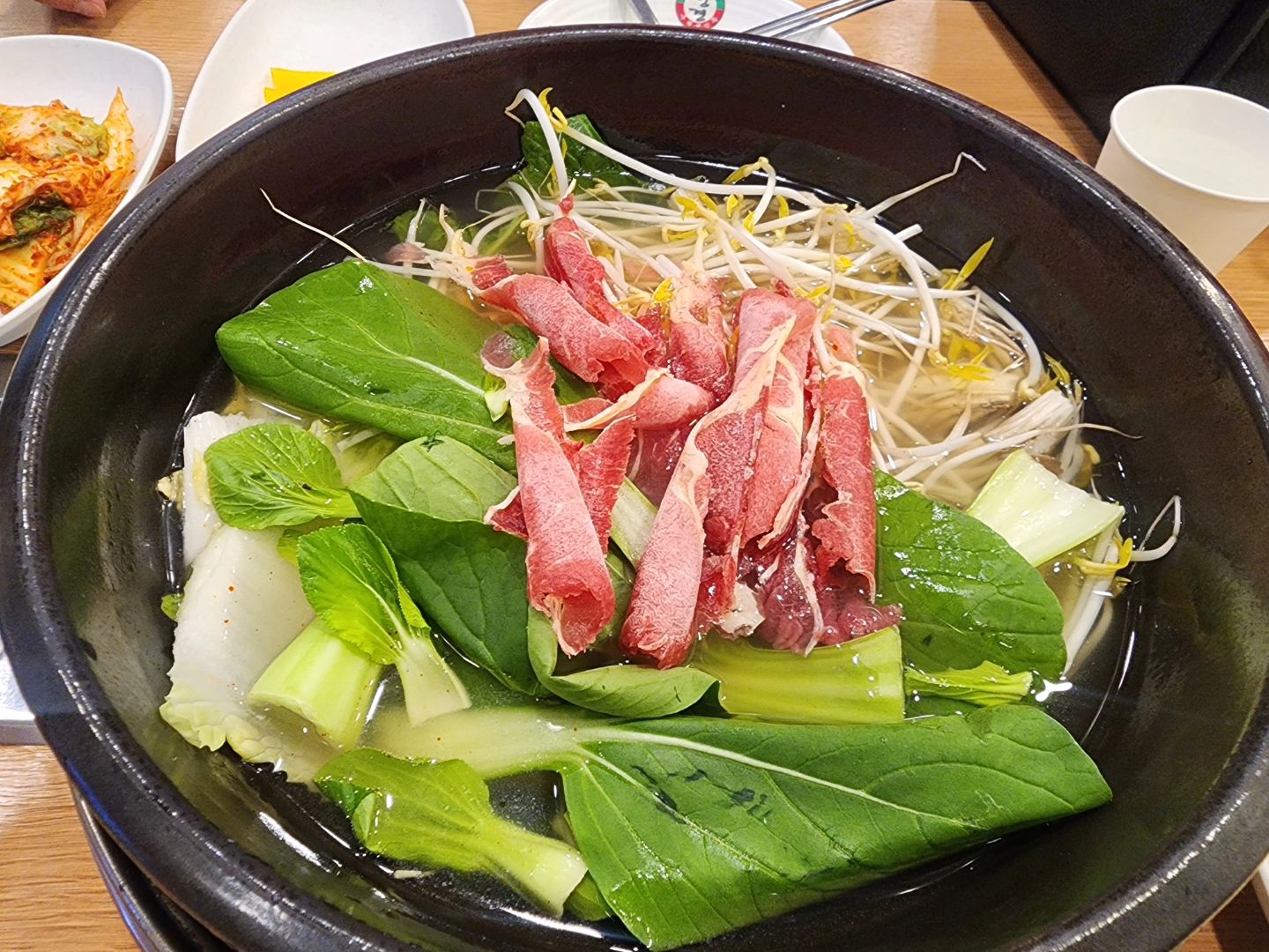 #종로맛집 #성경만두요리전문점
날씨가 쌀쌀할때는 역시나 국물요리🥘🥘🥘
직접만든 수제만두를 듬뿍 넣어🥟🥟🥟
얼큰하게 끓인 만두전골🍲🍲🍲
소주까지 삼천원이어서🍶🍶🍶
부담없이 술이 술술 들어가는 만두 찐맛집👍👍👍
만두와 칼국수, 고기까지 먹는데도
가격이 너무너무 착한것은 안비밀☺️☺️☺️
.
.
.
#종로3가맛집 #만두전골맛집 #서울맛집
#성경만두 #만두요리 #만두맛집 #만두
#먹스타그램 #먹스타소통 #소주그램
#소주삼천원 #맛스타그램 #맛스타
#아재입맛 #맛집 #맛집스타그램