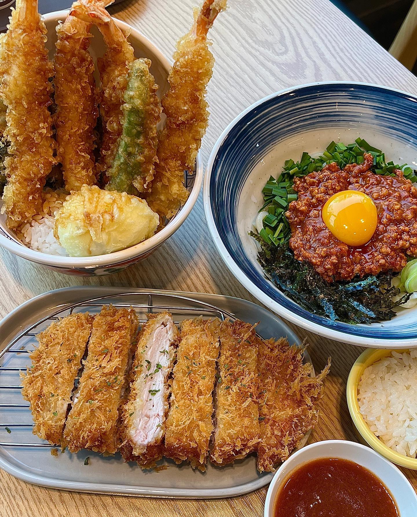 만수동에서 일식 먹고싶으면 요기!! #텐산 

텐동, 소바, 우동, 돈카츠를 한번에 먹을 수 있는 곳을 소개합니다~~ 바로바로 만수동 텐산이에요. 세트메뉴 구성도 잘되어있고 가성비도 너무 좋아요. 

저희는 #에비텐동 #마라소바 세트를 주문했습니다!
#에비텐동 새우튀김 4개와 계란튀김 김튀김 꽈리고추 튀김이 나옵니다! 새우튀김양이 많아서 좋았어요 짭짤달달한 간장소스와 밥 비벼먹으니 너무 맛있더라구요 간도 딱 좋음!!🙌 기본텐동은 만원도 안히는 가격이니 텐동땡길때 무조건이쥬~~ 

#마라소바 돈까스 세트는 돈가스와 마라소바 밥이 같이 나와요. 마제소바도 아닌 마라소바는 처음봤는데요! 매콤한 소스가 너무 잘어울려서 좋았어요😆 튀김으로 느끼할만할때 먹어주면 딱이구 남은 밥이앙 소스랑 비벼먹어도 꿀맛!! 돈까스도 바삭하고 부드러워서 세트 구성으로 선택하길 추천합미다!

가성비가 너무 좋아서 학생들부터 데이트하는 분들까지 모두 한번쯤 들러보시길 추천드랴요👍👍👍

#만수동맛집 #만수동텐동맛집 #만수동일식 #만수동돈까스맛집 #만수동데이트 #만수동텐동 #만수동가성비맛집 #인천텐동 #인천돈까스 #먹스타 #먹스타그램 #먹스타맞팔환영