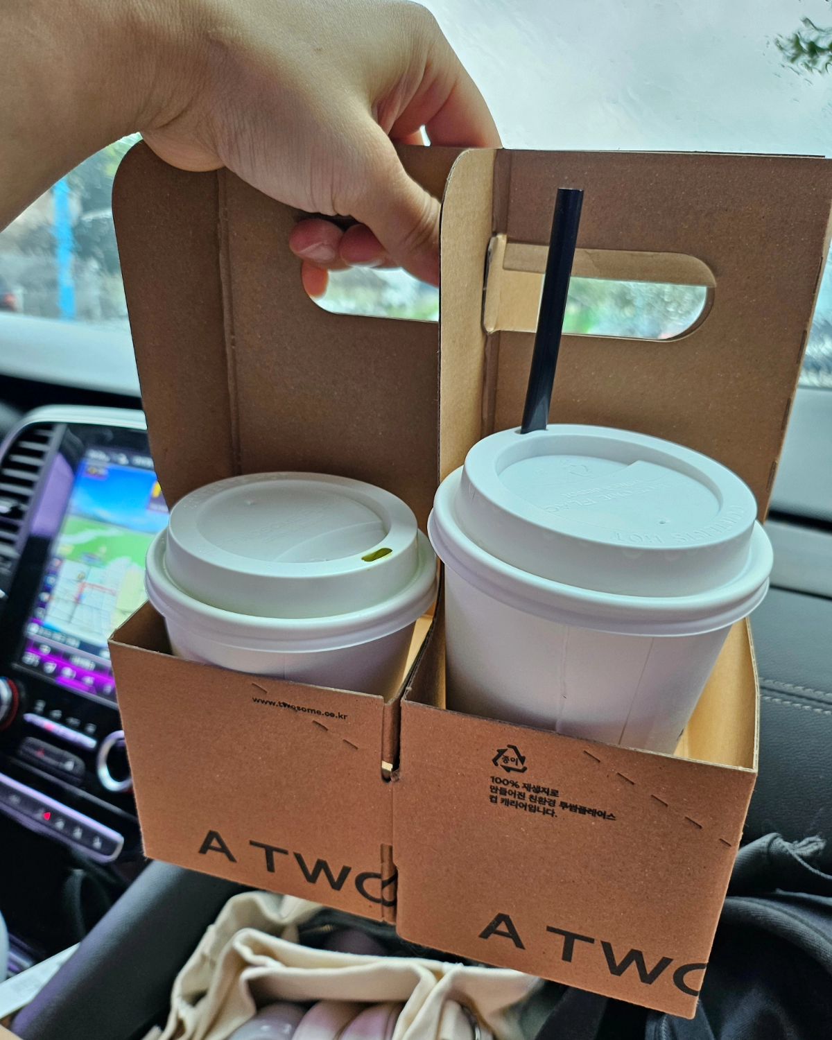 우리집 남자셋끼리 카페 다녀옴 ,,
#녹차라떼 주문한 내꺼
키오스트에 없어서 머리 맞대고 고민하다 녹차(티)사옴...

없을리가 없는데? 🧐 
메뉴 찾아보니 #그린티라떼 있잖아...
이름 잘못 알려준 내탓인거지?
다시 사다줌!!