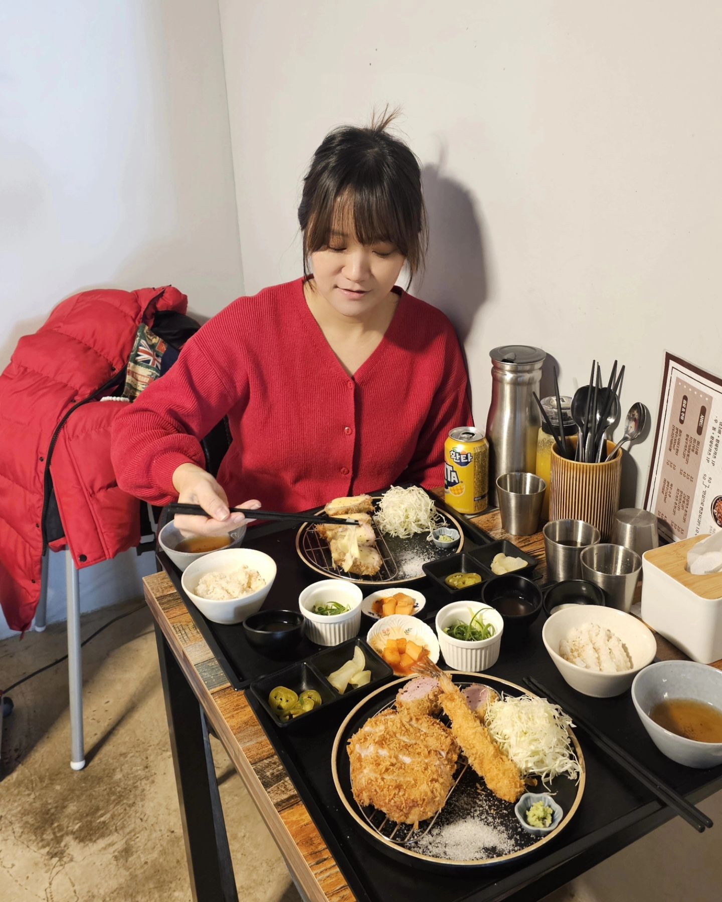육즙 대박 ~~!!
#개금맛집 #폼포코 ...😋
개금골목시장 인근에 위치한
돈까스 맛집으로 유명한 폼포코입니다.
오늘 점심에 방문했는데요.
저희가 갔을 땐 약간의 웨이팅 있었어요.
만석에 끊이지 않는 배달주문까지.
역쉬, 인기짱 맛집...👍👍
일본식 돈까스 전문점으로
얇지만 바삭한 튀김옷 안에
두툼한 고기가 매력적이랍니다.😁👍
돈까스 한 입 베어 물었더니
부드러운 고기에서 고소한 육즙이
입 안을 풍성하게 만들어줍니다.
부드러움의 끝판왕 히레카츠(안심)
고소한 육즙 대박 로스카츠(등심)
모짜렐라 치즈 풍미 한가득 치즈돈카츠까지
겉바속촉의 정석은 여기가 아닌가 싶어요
✳️ 폼포코
주소 : 부산 부산진구 냉정로 236-4
영업시간 11:30 ~ 22:00
✳️ 모듬카츠(13.5), 치즈돈카츠(11.0), 음료
#부산돈까스맛집 #개금돈까스맛집 #동의대맛집 #개금시장맛집 #개금폼포코
#협찬 #리뷰노트 #부산먹스타_아영찡 😋
* 이 글은 리뷰노트를 통하여 업체에서 서비스를 제공받아 작성되었습니다.