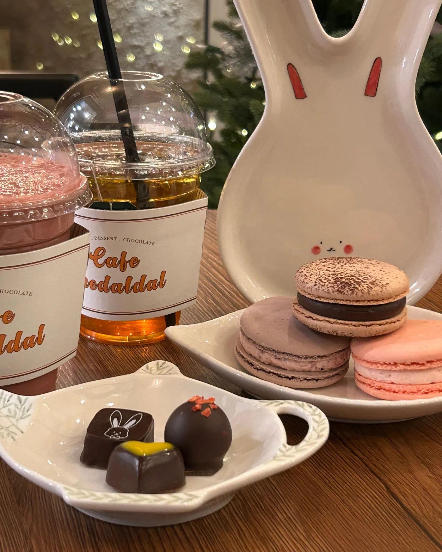 강남역에서 무려 10년 동안 운영중이라 
수많은 단골과 추억이 가득한 🍨카페 더달달🍨

정원도 있고 1층은 엔틱한 분위기, 2층은 빈티지한 분위기로 꾸며져 있어 인테리어까지 예쁘다.

주택을 개조해서 아늑하고 편안한 분위기까지 느껴짐!

디저트, 초코 전문점이라고 하던데 그만큼 
와플 / 팬케이크 / 빙수 / 마카롱 / 초콜렛 등등 
종류가 다양해 당충전하고 싶을 때 방문하면 딱 좋음!

🍧빙수는 토핑이 푸짐하게 올라가 
2~3명이 먹어도 충분할 정도다.

모든 디저트가 다 맛있었지만 개인적으로는 
초코 전문점답게 🍫수제 초콜릿이 입에서 살살 
부드럽게 녹으면서 고급스러운 맛이라 
가장 기억에 남았음! 집에 쟁여두고 싶은 맛...

요새 이런 곳 찾기 힘든데 10년 동안 롱런한 카페라 그런지 친절함과 맛, 예쁜 인테리어까지 모두 좋았다.

매달 초콜릿, 마카롱, 빼빼로 원데이 클래스도 
진행하고 있다고 하니 배워보고 싶은 분들은 참고하시길!!

10년을 넘어 20년까지, 오래오래 운영해주세요🥺

주소 - 서울시 역삼동 618-7번지 1층 카페 더달달

#강남역카페 #강남역디저트맛집 #강남역와플 #강남역팬케이크 #강남역조용한카페 #강남역분위기좋은카페 #강남역수제초콜릿 
#강남역마카롱 #강남역원데이클레스 #신논현역카페 
#신논현역디저트맛집 #신논현역와플 #신논현역수제초콜릿 #신논현역마카롱 #좋반 #좋아요반사