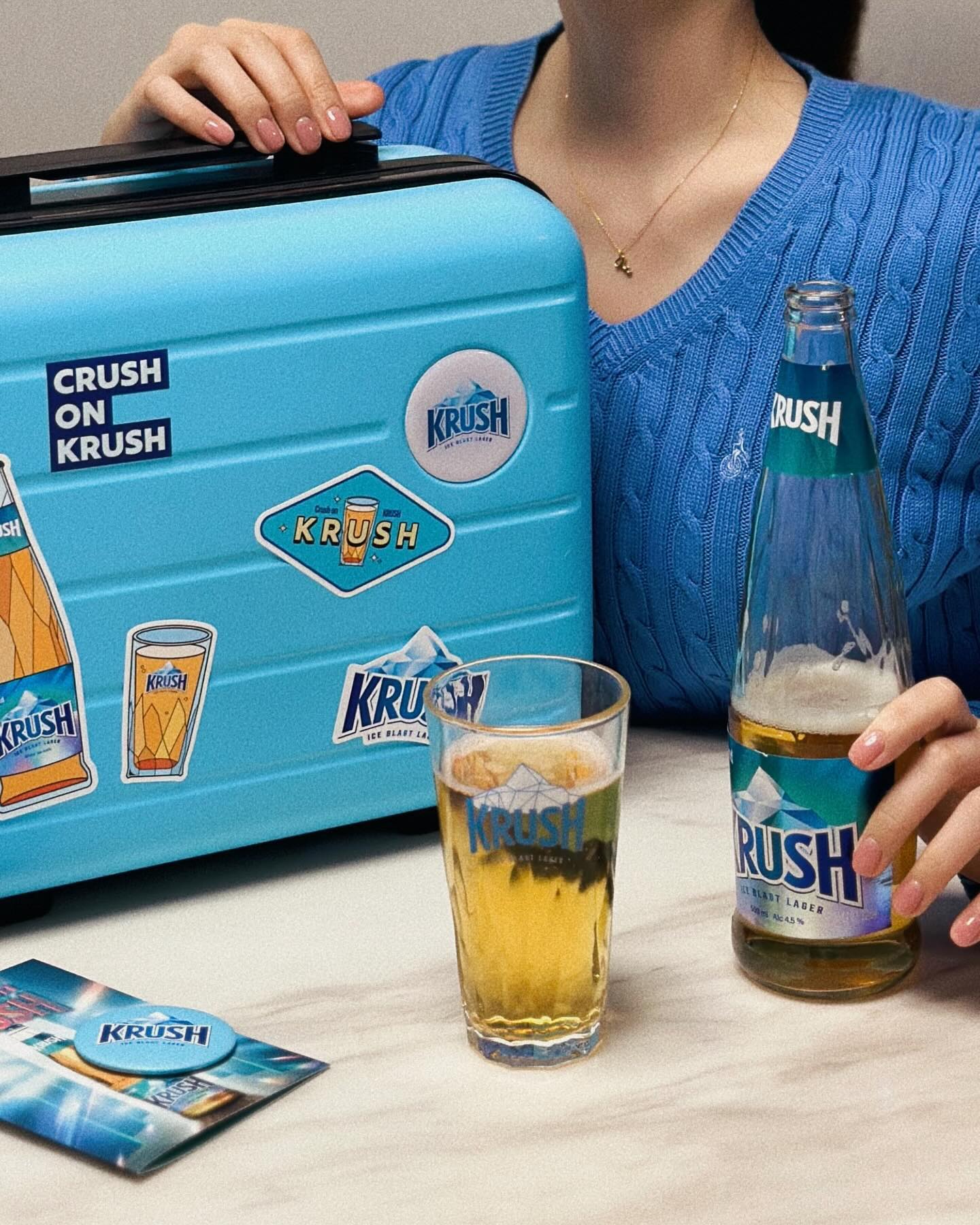 #광고 krush_beer 🍻

여러분! 롯데칠성에서 새롭게 출시한 크러시 맥주 아시나요?

저 주말에 티비보면서 크러시 맥주 마셔봤는데..
쿨하고 청량한 맛에 기절 했거든요🩵

100% 몰트맥주라 목넘김도 편하고,
뒷맛이 깔끔하니 가볍게 마시기 좋아요

그리고 일반 맥주병이랑 다르게
시원하게 어깨를 깍아낸 병 모양으로
디자인되서 병도 넘 예쁘더라구요…🫶

크러시 패키지 알찬 구성 그대로
연말 홈파티 함께해보세요❤️🎄

*지나친 음주는 뇌졸중, 기억력 손상이나 치매를 유발합니다. 임신 중 음주는 기형아 출생 위험을 높입니다.

#크러시 #KRUSH #크러시맥주 #4세대맥주 #크러시패키지#Crushon #롯데칠성 #신제품 #맥주 #beer #beerstagram #맥주추천 #신상맥주