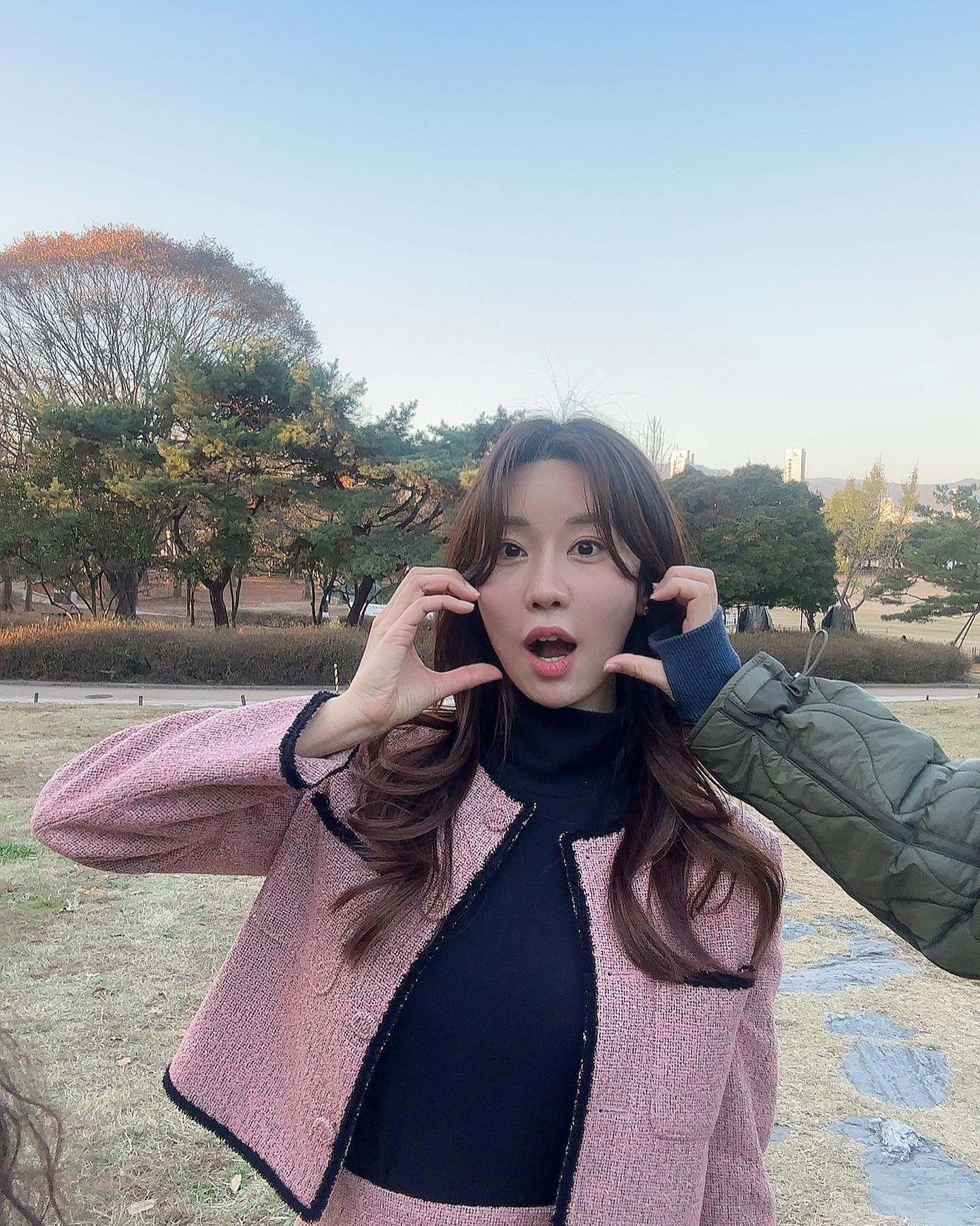 오랜만이에요 ☺️
주말에 결혼식 갔다가
친구들과 즐거운 시간을 보냈어용~
추운데 바람이 상쾌해서 너무 좋더라구요 🌬️
오늘은 휴무라 모닝 커피 마시러 카페 왔는데
벌써 크리스마스 분위기라니~ 꺄🎄💕
설레서 마음이 몽글몽글 헷😚
긍정마인드로 이번 한 주도 화이팅 입니닷💚❤️
감기조심하세요 🌝