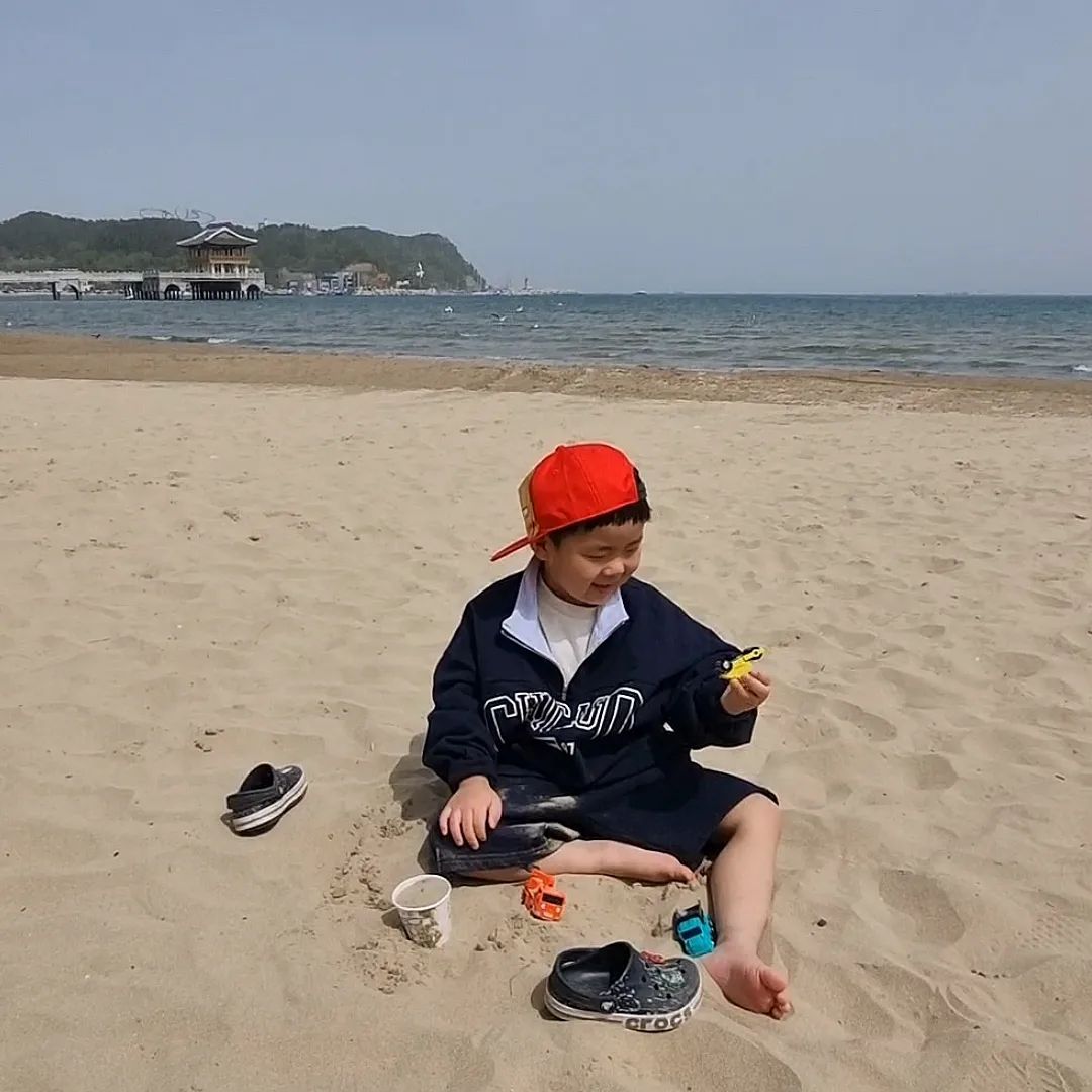 모래 좋아하는 종우!하노이엔 해변이 없는데 인공해변이라도 가야할거 같아👀...그나저나 남편이랑 나랑은 '대박'이라는 말을 안쓰는데 종우는 대박이지- 왕시원해- 이런말을 쓰는게 너무 웃겨🤣〰️