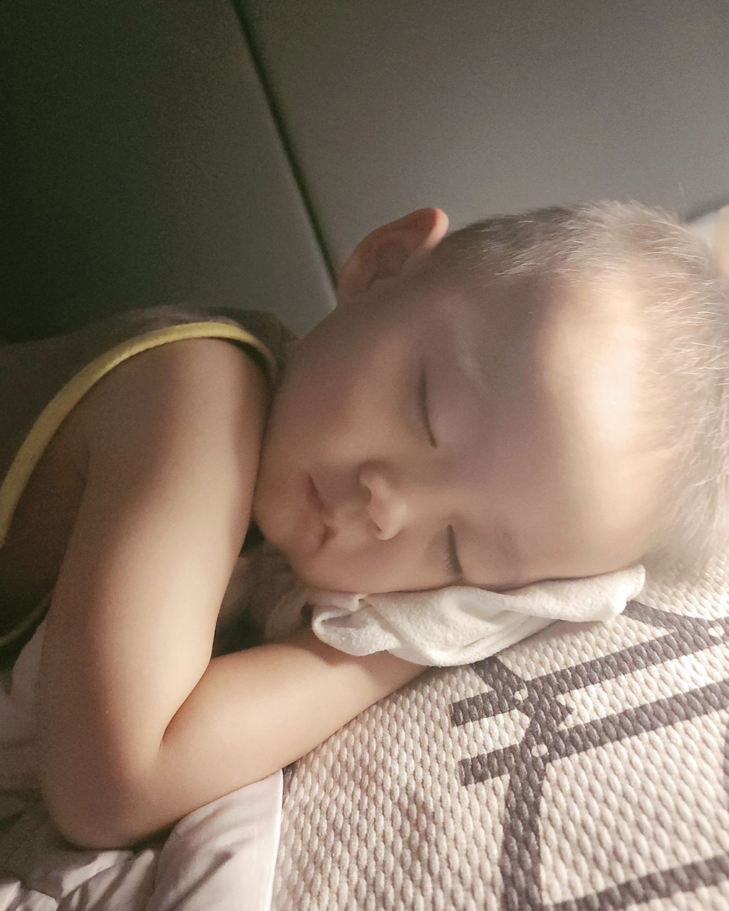 자는거 너무너무너무 사랑스러워서 몰래 가서
소리 안나게 찍음..ㅋㅋ 잘때가 제일 이뻐..
아! 잘 먹을때랑ㅋㅋ

#김태민 #소띠아들 #사랑해