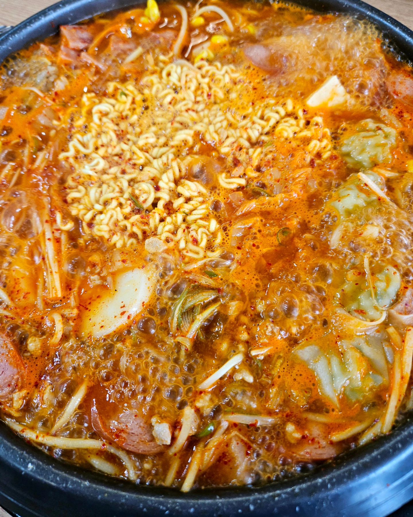 #협찬 새벽부터 영업하는 숨겨진 부대찌개 맛집

다들 부대찌개 좋아하시나요? 저희는 부대찌개를
너무 좋아해서 자주 먹는데 안 좋아하시는 분들은
없을꺼라 생각하고 부대찌개 맛집 소개해드릴게요😎

가평 현지인한테도 유명하지만 주변에 골프장도 있어
골프장 맛집으로 소문난 맛집이며 2013년도부터 오픈하셔서
지금은 현재 11년째 부대찌개 단일 메뉴로만 운영을 하고 계세요🤩

메뉴는 부대찌개가 두종류인데 공기밥도 포함이에요

캠프 부대찌개에는 사리 미포함이라 드시고 싶은 사리를 시키시면 되고
스페셜 부대찌개에는 사리가 포함인데 
스페셜햄•만두•베이컨•라면사리 등 다양한 재료가 들어가요😆

저희는 사리가 포함된 스페셜 부대찌개를
주문을 했는데 햄과 다양한 사리가 가득했어요😋

밑반찬도 손수 직접 다 만드시는걸로 아는데
겉절이는 살아있는 생새우로 직접 만든 새우젓과
직접 만든 멸치젓을 사용하여 만드셨다고 해요
그래서 그런지 겉절이가 너무 맛있더라구요🫶🏻
밑반찬만 있어도 밥 한그릇 뚝딱 가능

맑은 육수를 사용한 담백한 국물에 오리지날
최고급 콘킹소세지와 햄을 사용하여 비법 양념장과
잘 숙성된 전용김치를 더해 해장국보다 기름기 없고
얼큰하고 너무 시원했어요👍
해장용으로도 딱입니다
더 얼큰하게 드시고 싶으신 분들은 말씀 하시면
양념장과 청양고추를 주십니다

사장님께서 중간 중간 오셔서 체크도 해주시고
찌개가 끓으면 라면사리도 직접 넣어주시고
어떻게 하면 더 맛있는지 방법도 알려주셨어요❣️

부대찌개가 너무 맛있어서 계속 맛있다고만
말하면서 먹었던 기억이 나네요
양도 많아서 배부르게 식사하고 왔답니다☺️

가평에 놀러오신다면 캠프 부대찌개 추천드려요🔥

📍캠프 부대찌개
- 경기 가평군 조종면 운악청계로 168
⏰️ 매일 05:30 ~20:30 L.O 20:00
🅿️ 가게 앞 주차가능

-이 글은 리뷰노트를 통하여 본 업체에서 제품 또는 서비스를 제공받아 작성된 글입니다-

#경기도가평 #가평근처맛집 #골프장맛집 #해장국보다기름기없고얼큰하고시원한맛
