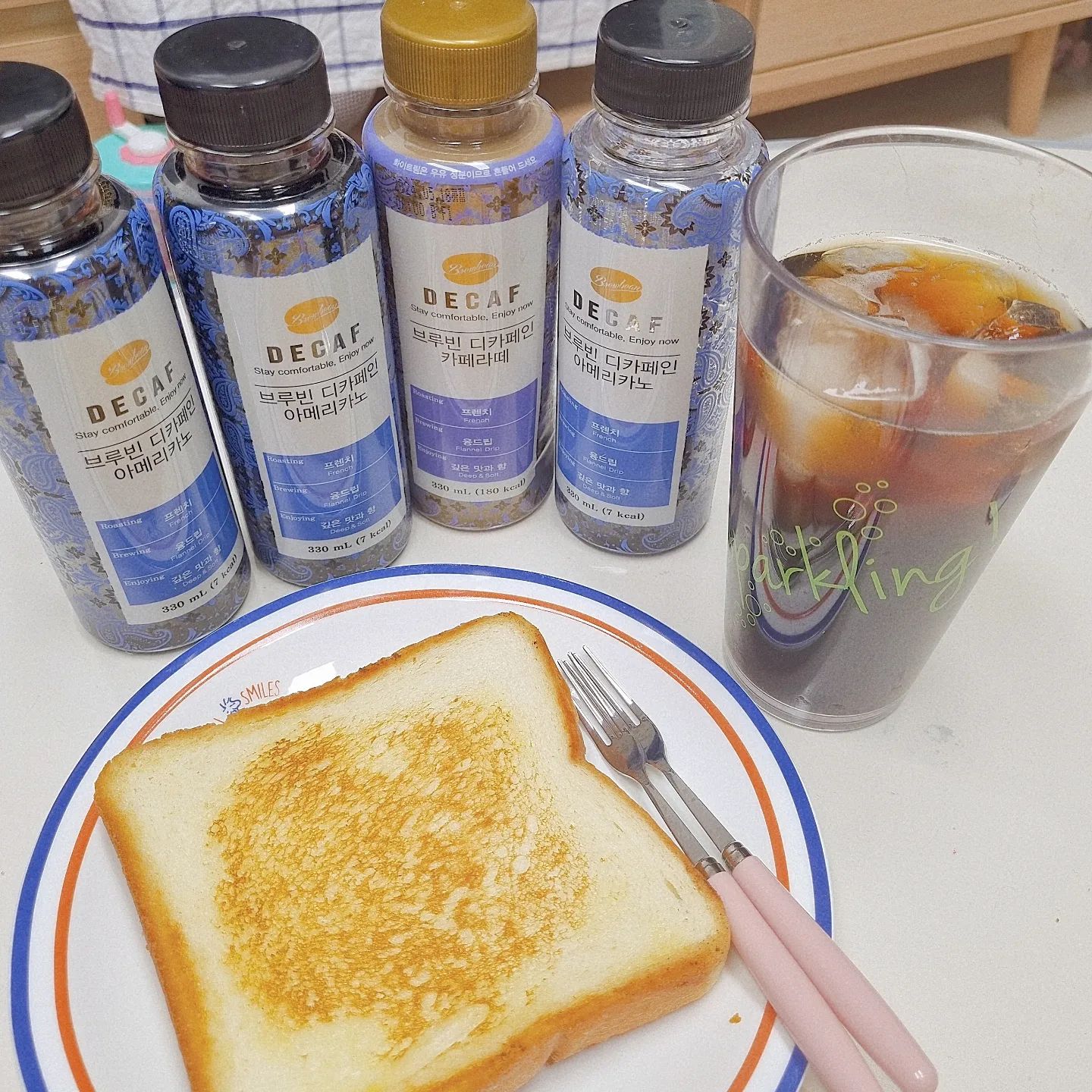 #협찬 #제품제공
캐시리뷰와 서울에프엔비에서 무료로 제품을 제공 받아 작성하는 후기입니다. 😊

카페인에 취약하지만 커피 좋아하시는 분 손?! ☕️
디카페인 커피는 카페인을 없애서 보통 커피와 맛이 다르거나 맛없다는 편견을 깬 준 커피 😍

카페인을 99.9% 없애서 제대로 된 디카페인 커피인데요.

원두의 특징을 그대로 살리는 <융드립>방식으로 추출해 내서 깊고 진한 맛을 느낄 수 있답니다. ✨

인공커피향을 쓰지 않고 원두추출액만으로 완성된 최적의 비율이라 디카페인 특유의 맛은 느껴지지 않아요. 👌

✔️ 은은한 코코넛의 풍미가 특징인 콜롬비아 디카페인 원두 사용
✔️ HACCP인증을 받은 제조시설에서 무균충진 시스템으로 제조
✔️ 실온에서 180일까지 보관 가능

양도 330ml로 넉넉하게 디카페인도 우리 맛있게 즐기자고요 😆

#디카페인커피 #디카페인라떼 #디카페인아메리카노 #디카페인맛집 #서울에프엔비 #브루빈커피 #캐시리뷰 #캐시리뷰체험단 🤩