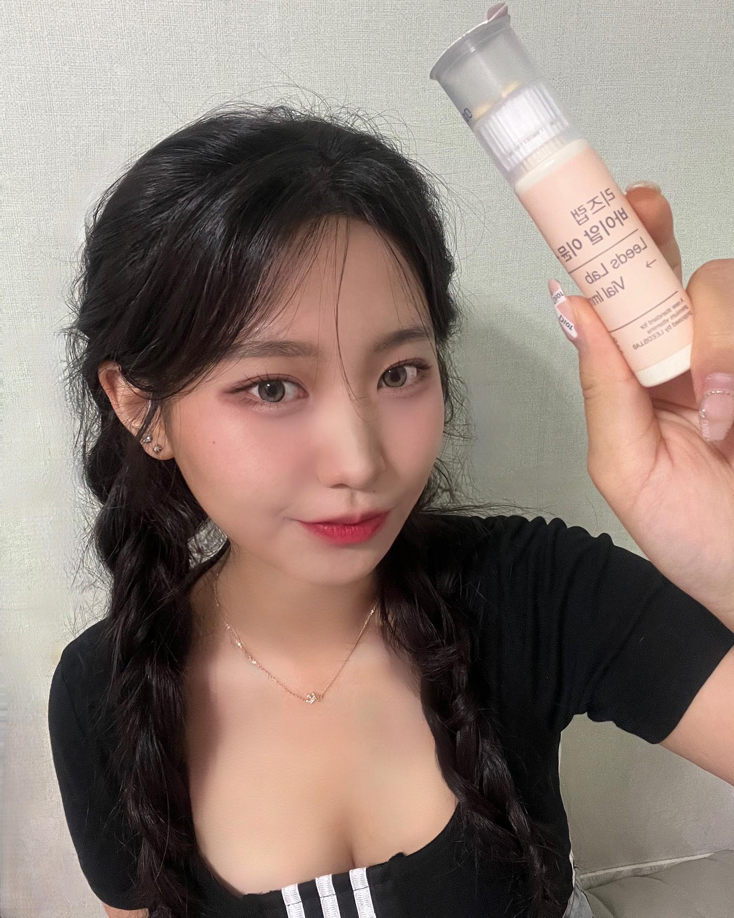 #협찬 #광고 #제품제공 
< 리즈랩 바이알 이뮨 + >
 
저번에 현대인 필수 영양제 중 유산균을 소개드렸었는데
이번엔 멀티비타민 추천템 들고왔어요🫶
 
평소에 챙겨먹을 비타민이 너어무 많아서 귀차니즘에 못챙겨먹는 사람인데
이건 하나만 들고 다니면 되고 심지어 물 없이 밑에 액상 비타민이 있어서 너무 좋은 제품이라구요๑>ᴗ<๑
 
액상 비타민은 애플망고맛이라서 누구나 맛있게 섭취할 수 있어요!!!
 
이민정님이 광고모델로 발탁된 제품이고,
기존 19종 영양소보다 비타민B2, 비타민B12, 마그네슘 3가지 영양소가 더 함유되어
국내 최초, 최다 총 22종 영양소 함유가 되어있어요!
 
들고 다니기에도 간편해서 너무너무 만족스러운 제품이랍니다 ෆෆ
 
오후 2시 이전 주문시 당일 출고‼️
당일 출고시 90% 다음날 도착합니다♡
 
 
Thanks to💊leedslab.official 
 
#리즈랩 #바이알이뮨플러스 #멀티비타민추천 #이민정비타민 #리즈랩바이알이뮨플러스 #국내최초 #국내최다 #이민정 #골프비타민 #골프필수템 #라운딩필수템 #골프선물 #운동비타민 #올인원비타민 #종합비타민 #비타민추천 #프리미엄비타민 #면역력영양제 #멀티비타민 #건강기능식품추천 #비타민선물