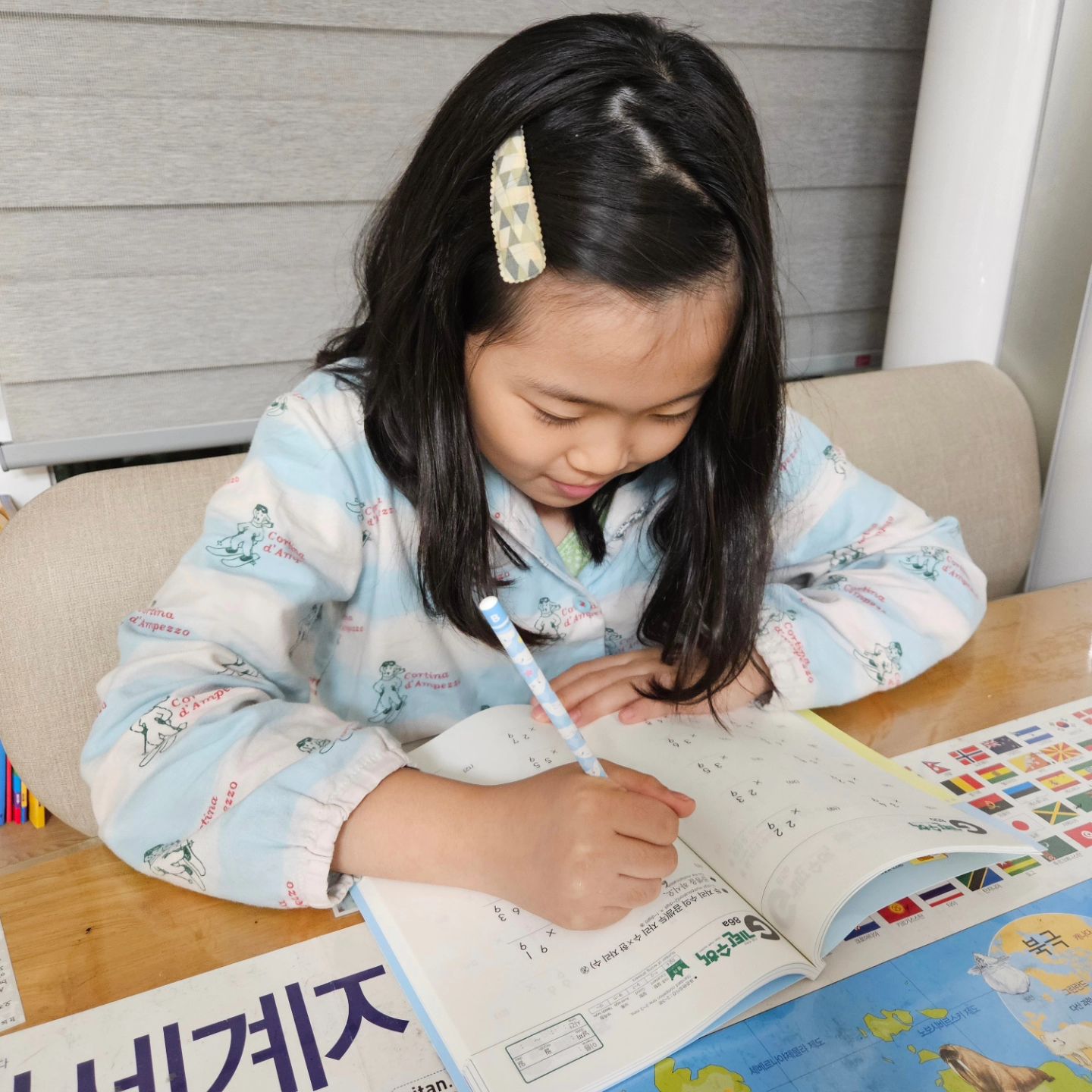 #협찬
수학 시간을 싫어 했던 아이 때문에 수학 관련 책도 보고 문제집도 풀면서 
같이 수학공부 하고 있는데요.
이제 방학이라 아이와 기탄수학 연산학습지 풀며
곱셈 공부 하려 한답니다.
유아부터 고등 과정까지 쭉 있는 연산의 최강자 문제집이라 보면 되는데요.
연산은 수학의 기초 잖아요.
꾸준히 하는 것이 중요하기 때문에
아이와 매일 하려고 노력중이에요.
​
gitan_official_
#기탄#기탄수학#초등수학#엄마표수학#유아수학#단계별수학#수학학습지#수학공부#홈스쿨수학#수학워크북#기탄교육#교과연계#수학문제집