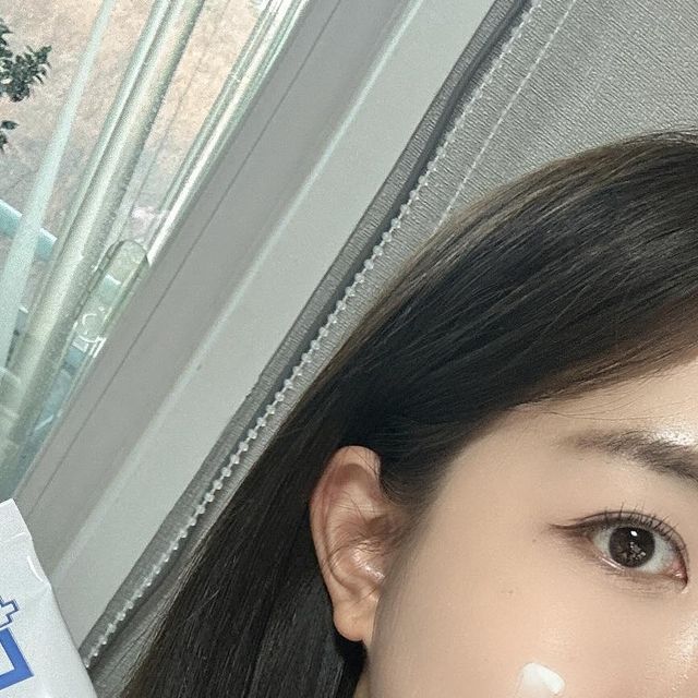 임슬기 on Instagram: "#협찬 프리미엄 비타E 보습크림 날씨가 건조해지면서 피부장벽이 무너져 건조함이 지속되고 최근에 여드름약인 이소티논을 복용하고 있어 몸에 수분이란 수분은 다 날아