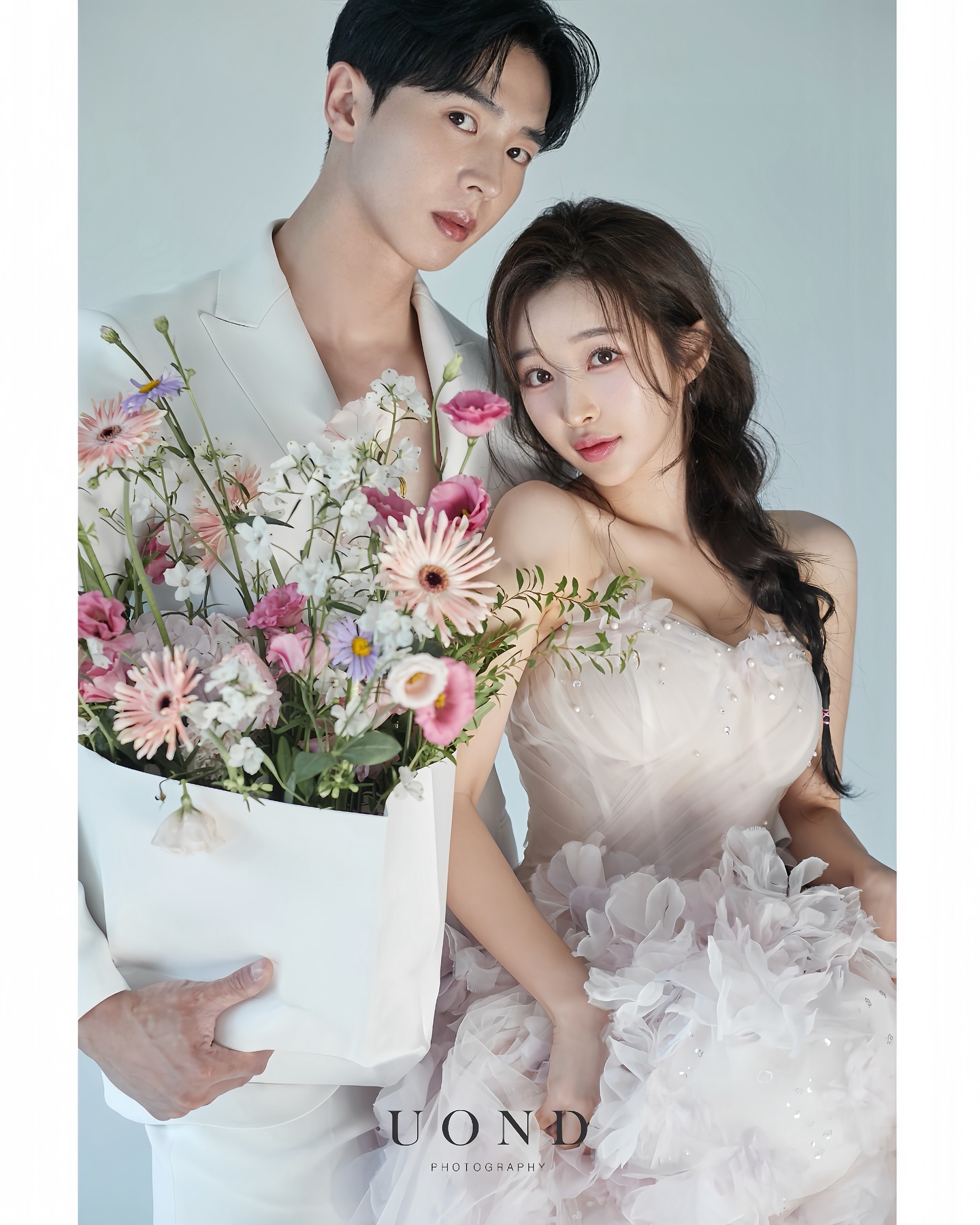 내 기준 오빠랑 찍은 사진 중 젤 맘에드는 웨딩 사진 💍🩵

yj.__.wed 
uond.photography
_flowmuah 
theyeon.sy 
s2arang 
houseofamy_official
oajujua