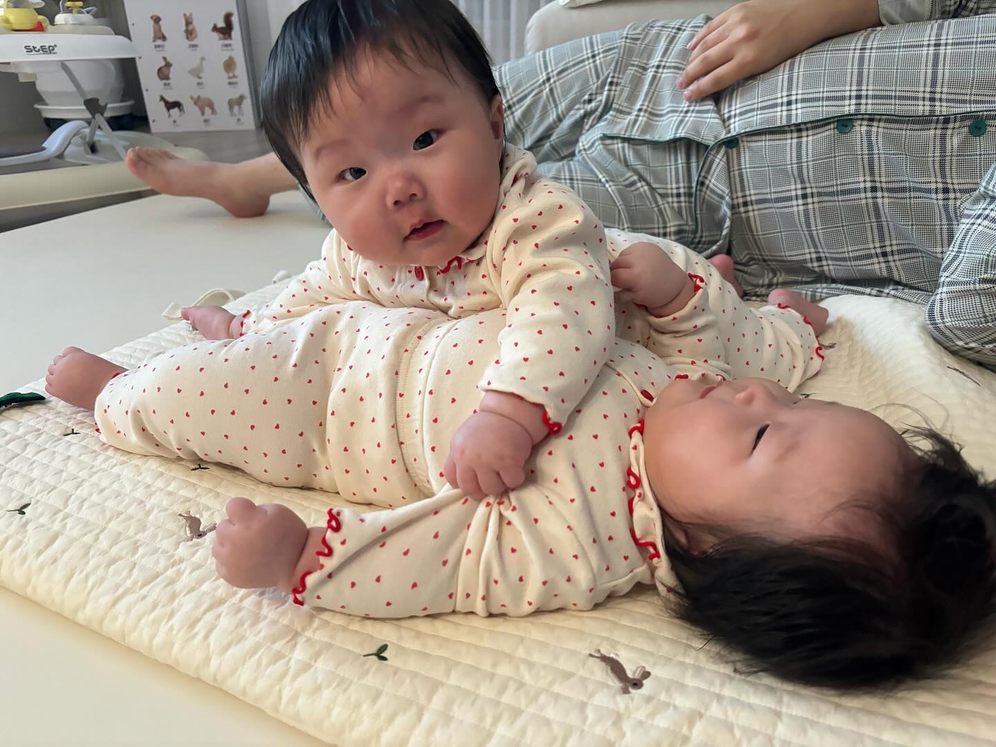 햅삐바이러스 소다둥이 ❣️ 
-
-
#데일리 #쌍둥이 #일란성딸둥이 #일란성쌍둥이 #딸둥맘 #흑묘띠
#사랑스러워 #쌍둥이스타그램 #쌍둥이룩 #쌍둥이자매 #맞팔
#선팔 #좋아요 #추천 #셀피 #둥이그램 #딸랑구 #육아