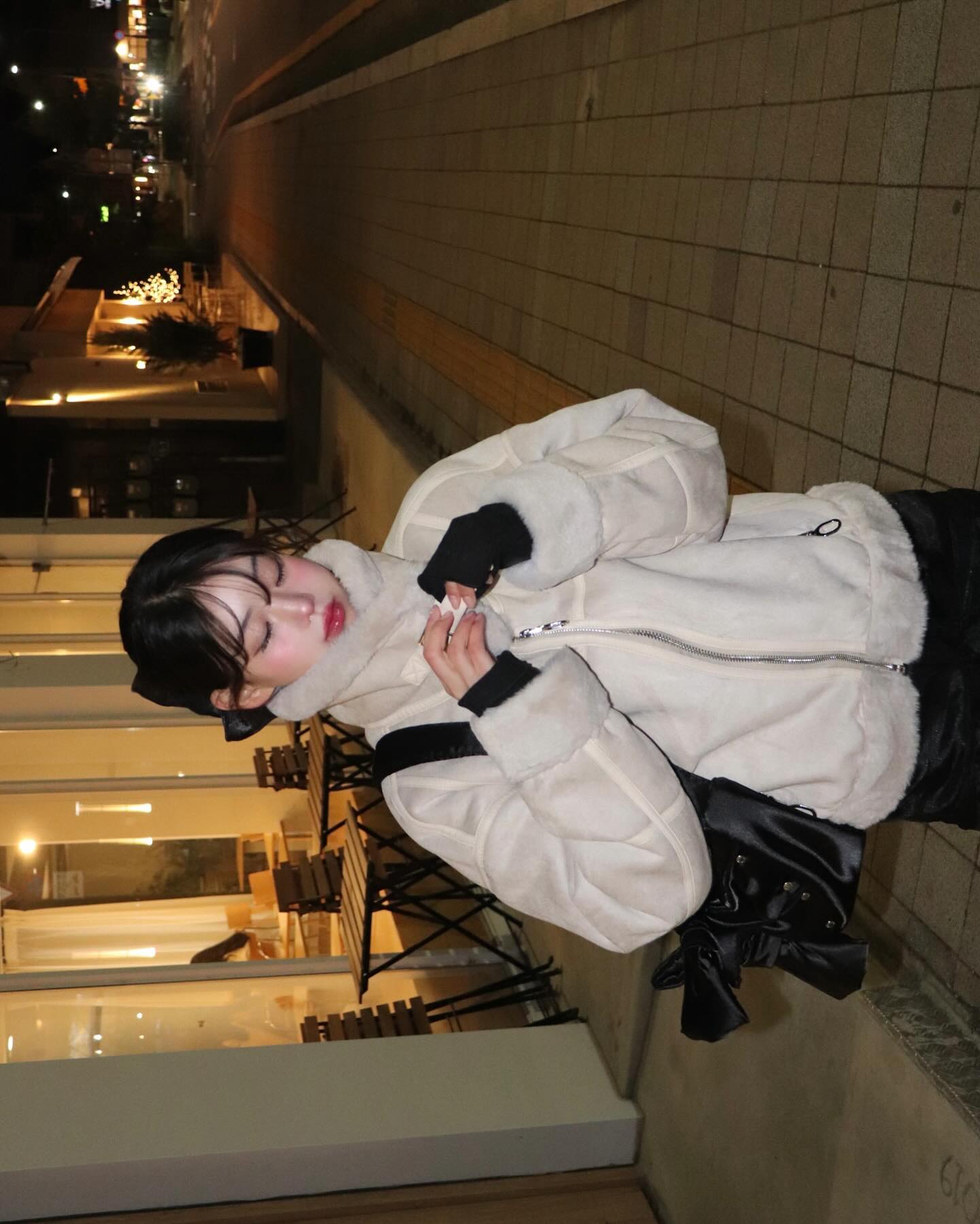 밍크퍼+스웨이드가 왕 보들보들해서 
자꾸만 손이 가요 손이 가➰는 
더그린랩 밍크퍼 무스탕 !! ••• 🖤🎀🐈‍⬛

넘 추워서 귀랑 손이랑 다 빨개짐 이슈 ,, 
하쥐만 ! 무스탕 덕분에 몸은 짱 따셨다는 ~~

thegreenlab.official 
무신사에서 더그린랩의 다양한 제품과 혜택을 만나보실 수 있어요!

#더그린랩 #thegreenlab #무스탕 #스웨이드 #아우터 #겨울 #데일리 #연말룩 #연말코디 #연말파티룩 #무스탕추천 #ootd #ootdshare #아우터추천 #겨울자켓 #자켓코디