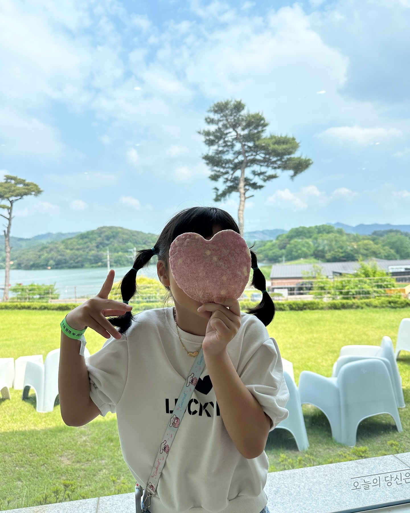 아빠들 출근한 평일 , 여자들끼리 데이트 🤭 나윤이랑 지은이랑 한번 놀러가면 감감 무소식이라 엄마들은 넘 편해,,, 운동량 제로 💪︎ 너희가 자매였다면 어땠을까 자주 생각하는 요즘 🥰⠀⠀⠀
⠀
⠀⠀⠀⠀⠀⠀
#왕궁포레스트
#나윤n지은 
︎⠀⠀⠀⠀⠀
⠀
⠀⠀⠀⠀⠀⠀