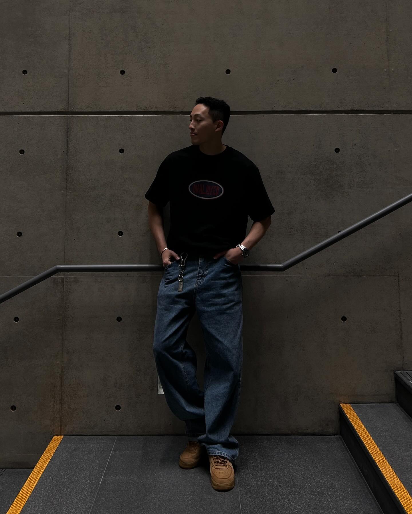 #gift #반팔티시작 

un_alloyed 에서 보내주신
Over logo t shirt black을 데님에 
매치하니 다른게 없어도 무드연출이
되는군요🙏

#unalloyed #남자반팔티셔츠 #패션오오티디 #남자데일리룩추천