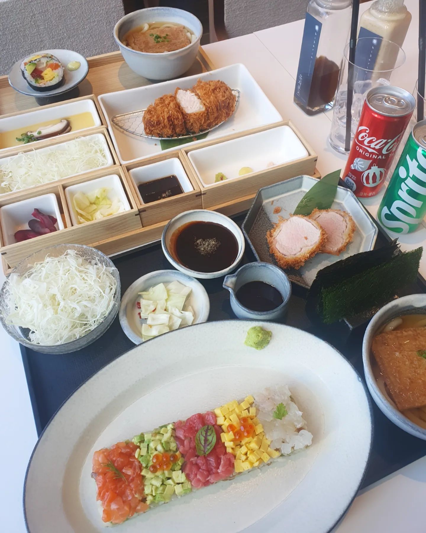 #협찬 #히바린 ❤️ ❤️ ❤️ 
#카이센동 넘 예쁘고 넘 맛있고 👍👍👍
정갈하게 차려 나온 한 상차림 먹기 아까울 정도에요
참치, 연어, 아보카도, 새우살 등 다양한 재료를 초대리밥 위에
감각적으로 얹어 내어 김에 싸 먹는데 넘 맛있어요.

독특한 가츠박스에 나오는 등심가츠 반상도 넘 깔끔해요
쫄깃한 살코기와 고소한 지방의 맛과 식감의 조화가 끝내줘요

감성있는 우드톤의 인테리어에
통창으로 시원하게 보이는 광화문 뷰~

연말연시 모임 장소나 데이트장소로도 넘 좋을 거 같아요.
일본여행 가지 않아도 일본음식 제대로 먹을 수 있는 #히바린광화문d타워점 완전 강추요 👏👏👏

#히바린메뉴 #회식 #모임 
#접대 #술자리 #프라이빗 #저녁 
#디너 #데이트 #기념일 #소개팅 
#외식 #일식레스토랑 #일식다이닝 
#가이세키 #이자카야 #카츠박스 #핫슨
.
.
.