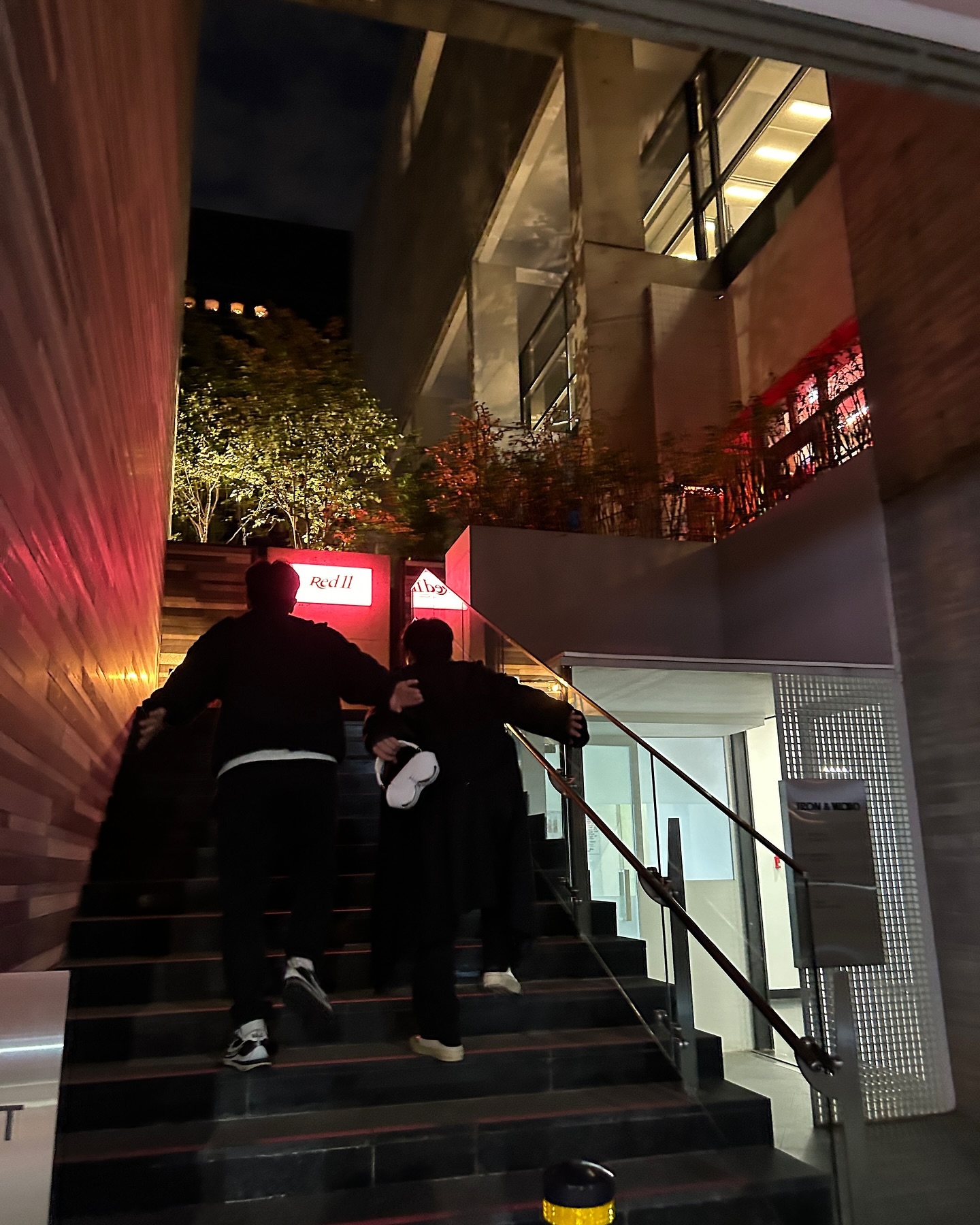 red11..... 꼭 가셔야겠다며... 숨겨진 공간이 신기했다 위스키는 으으으~~~~ 턱받이 땡큐쿠쿸