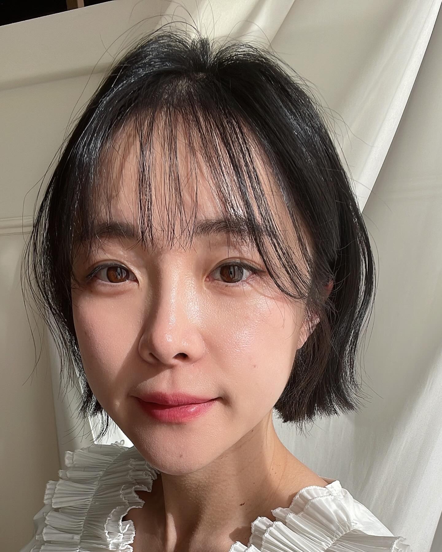 요즘 핫한 #성형컷
#마노드제이미 W용호점에서
#단발컷 했어요💇🏻‍♀️ 

내 두상과 얼굴형, 모질에 맞는 단발컷으로
성형한 듯한 효과를 주는 성형컷!
자칫하면 뾰족해보일 수 있는 얼굴형을
부드러운 달걀형으로 보일 수 있도록 단발컷하고
앞머리는 시스루컷으로 답답해보이지 않게 잘라주셨어요
컷하고 두피 스케일링까지 시원하게~
완전 만족😍

미용실 인테리어도 넘 예쁘고
따뜻한 차와 쿠키까지 힐링하고 왔답니다☕️

📍주소 : 부산 남구 용호동 954 더블유스퀘어상가 C동 2층
📍시간 : 매일 10:00-20:00
📍주차 가능

#부산미용실 #용호동미용실 #경성대미용실 #광안리미용실 #부산성형컷 #부산단발머리잘하는곳 #부산미용실추천