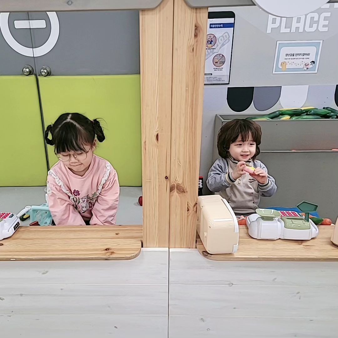 어린이집 끝나고 키즈카페
오전에 어린이집에서 견학갔다온 도하는 
하루 키카 두탕뛰고 집에서 기절 😂