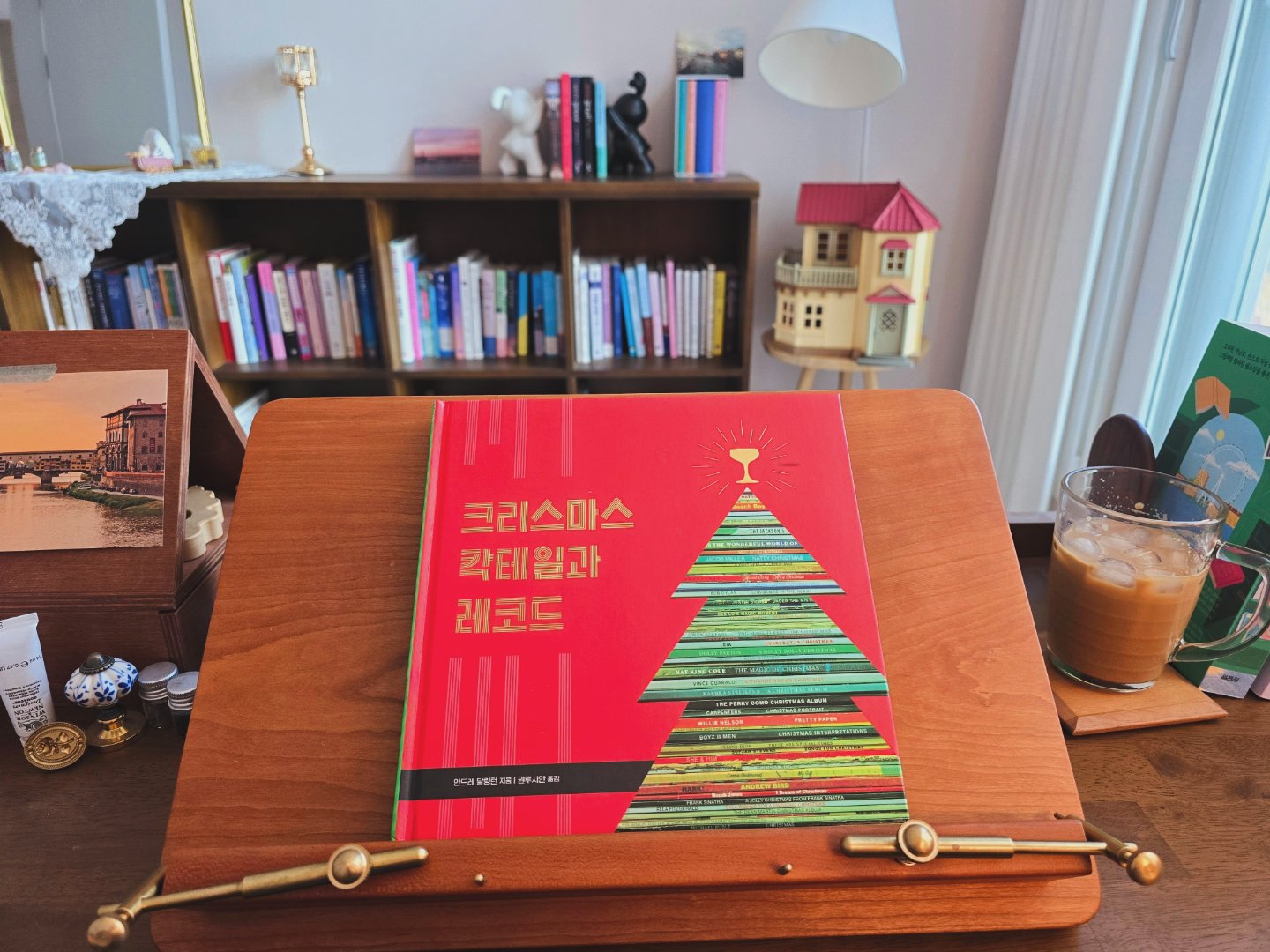 🤎𝓵𝓮𝓽𝓽𝓮𝓻𝓼 𝓶𝓸𝓸𝓭

#크리스마스칵테일과레코드
#안드레달링턴
1949년~2021년 중 제작된 크리스마스 앨범과 크리스마스에 즐기기 좋은 간식, 칵테일 레시피가 담긴 '크리스마스 칵테일과 레코드'
각 앨범을 소개하는 구간에는 노래가 탄생하게 된 계기 및 해설이 적혀있어 노래를 더 깊이 이해할 수 있다.
크리스마스 인테리어로도 손색없는 책. 올해에는 이 책으로 서재에 크리스마스가 더 일찍 온 느낌이다 :) 🎄

*이 글은 진선출판사로부터 도서를 지원받아 주관적으로 작성한 글입니다.
