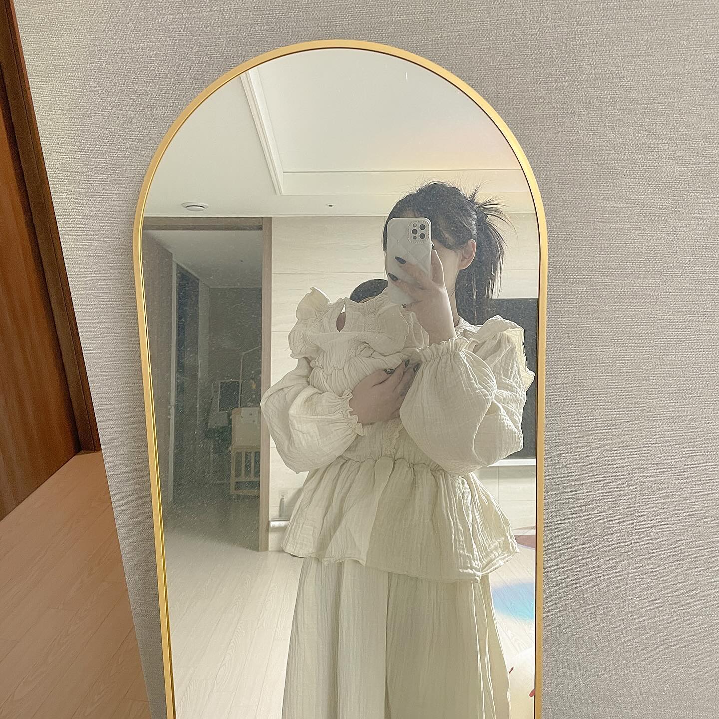 🎀 하이요루 모녀룩st 

블랙 , 베이지 두가지컬러 다받았지만
밝은컬러 베이지가 더 잘어울리는 예솔이 👶🏻

아직까지 너무 아가야라 옷도 , 보넷들도 너무커서
머리띠로 포인트 ✨
머리띠도 너무 크네용 ... ㅎ 

다음은 검정으로 찾아올게용 🧸