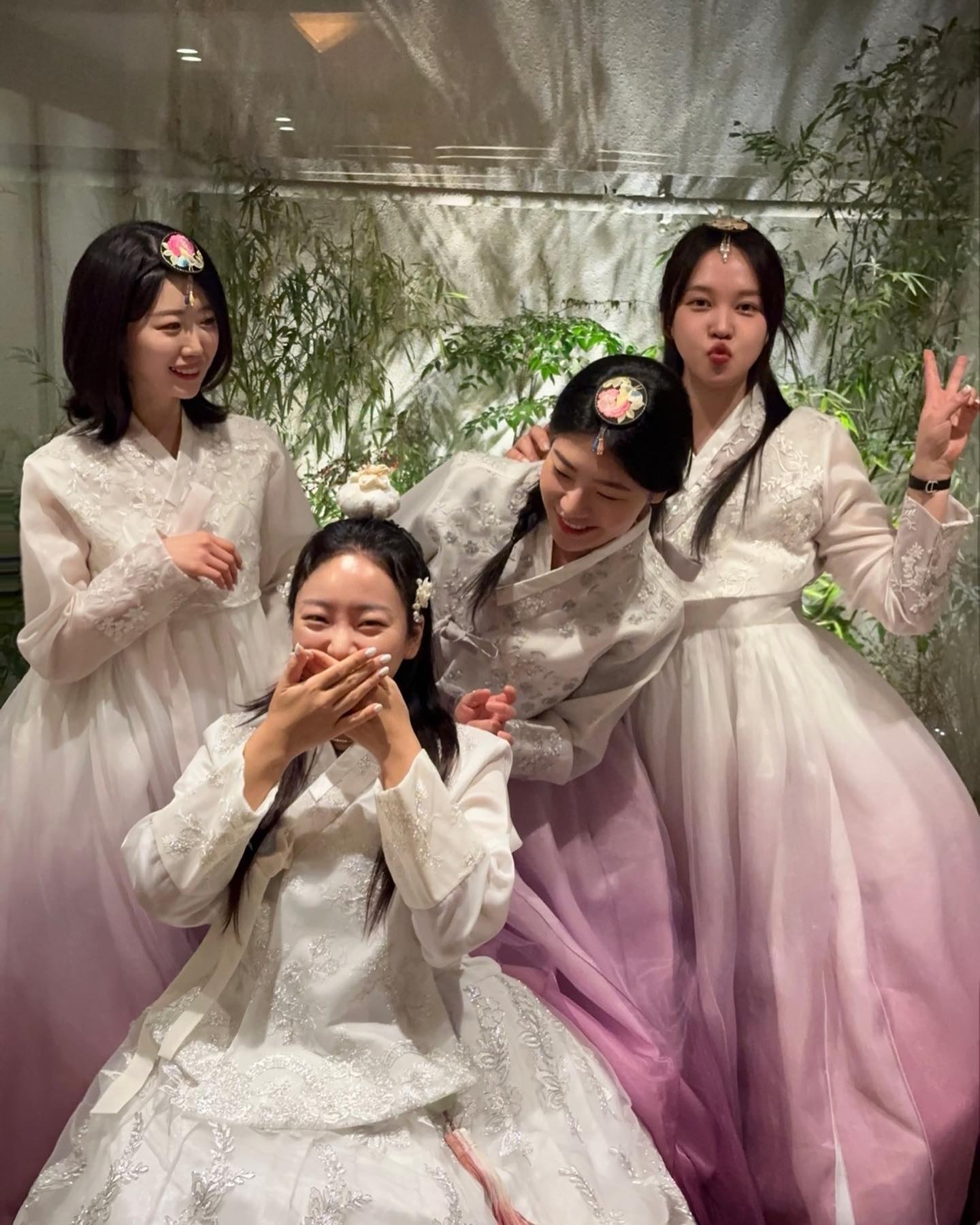 먼저 갑니다,,👰‍♀️💖 예쁜 한복 입고 공주놀이하게 해준 칭구들~💜 덕분에 너무너무 행복했어용 🫶 
영캠팸과 #브라이덜샤워 !! 중학교 영어캠프에서 만난 우리는 13년째 그 인연이 이어져왔어요ㅎㅎㅎ 학교도 다르고 친구들도 다르고 지금은 사는 지역도 다르지만~ 한 명 한 명 너무나도 다른 부분이 많아서 오히려 더 잘 맞는 친구들인 것 같아요 ! ☺️ 꾸준히 오래 보기 위해 매년 한 번은 보는 우리가 또 이렇게 연말을 핑계로,, 헤쳐 모여 !! 💗💗 #bondsofaffection #애정의유대관계 

#한옥스테이문#한옥#한복#한복브라이덜#한복브라이덜샤워#한복브라이덜파티#hanok#hanokvillage#hanbok#hanbokkorea#korea#korean#bridal#bridalshower#브샤#브샤파티#브라이덜#브라이덜샤워#예비신부#친구#결혼준비#서울#여행#seoul#seoul🇰🇷#seoullovers#seoulkorea#trip