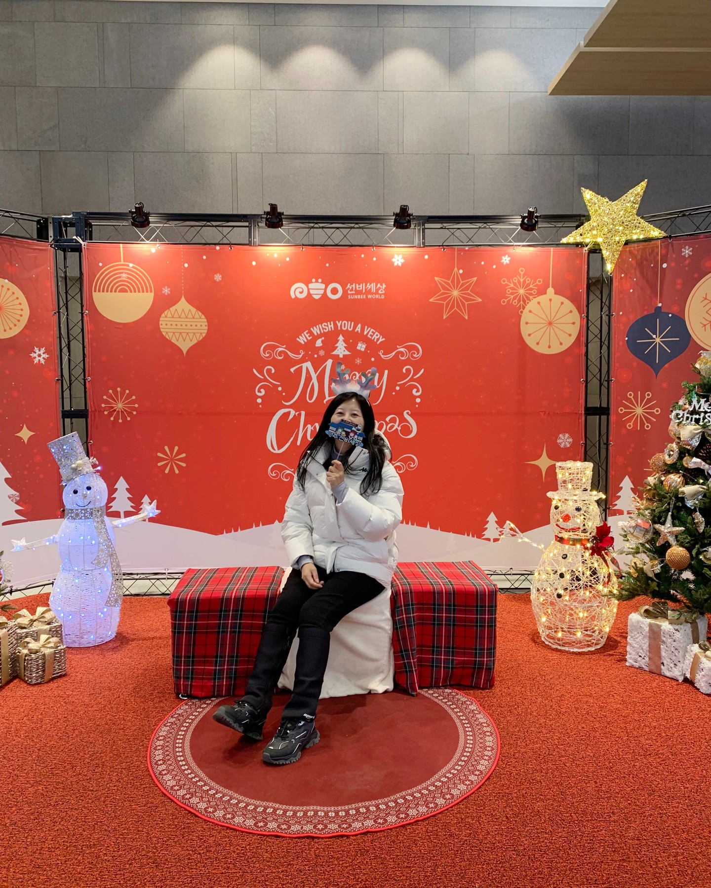 . 제작지원

영주 축제현장 다녀왔어요 

#선비세상 윈터페스티벌

*기간: 2023.12.22(금) ~ 2024.2.18(일)
*장소: 컨벤션홀, 전통무예장

볼풀장과 에어바운스, 마술쇼, 
크리스마스 리스만들기, 
산타와 엘프의 옷장 체험 
스노잉존에서 신나는 눈사람도 만들고 
이글루 포토존에서 사진도 찍고 
산타 키다리아저씨가 만들어주는 풍선, 
고소한 팝콘, 솜사탕 등 
다양한 체험과 볼거리가 있는 
영주 선비세상 윈터페스티벌

#영주축제 #영주 #영주여행 #겨울 #어린이체험 #영주핫플
#영주가볼만한곳 #sunbeeworld #koreantraditional #kculture
#선비세상 #영주선비세상 #영주체험여행 #영주갈만한곳 #영주축제 #겨울축제